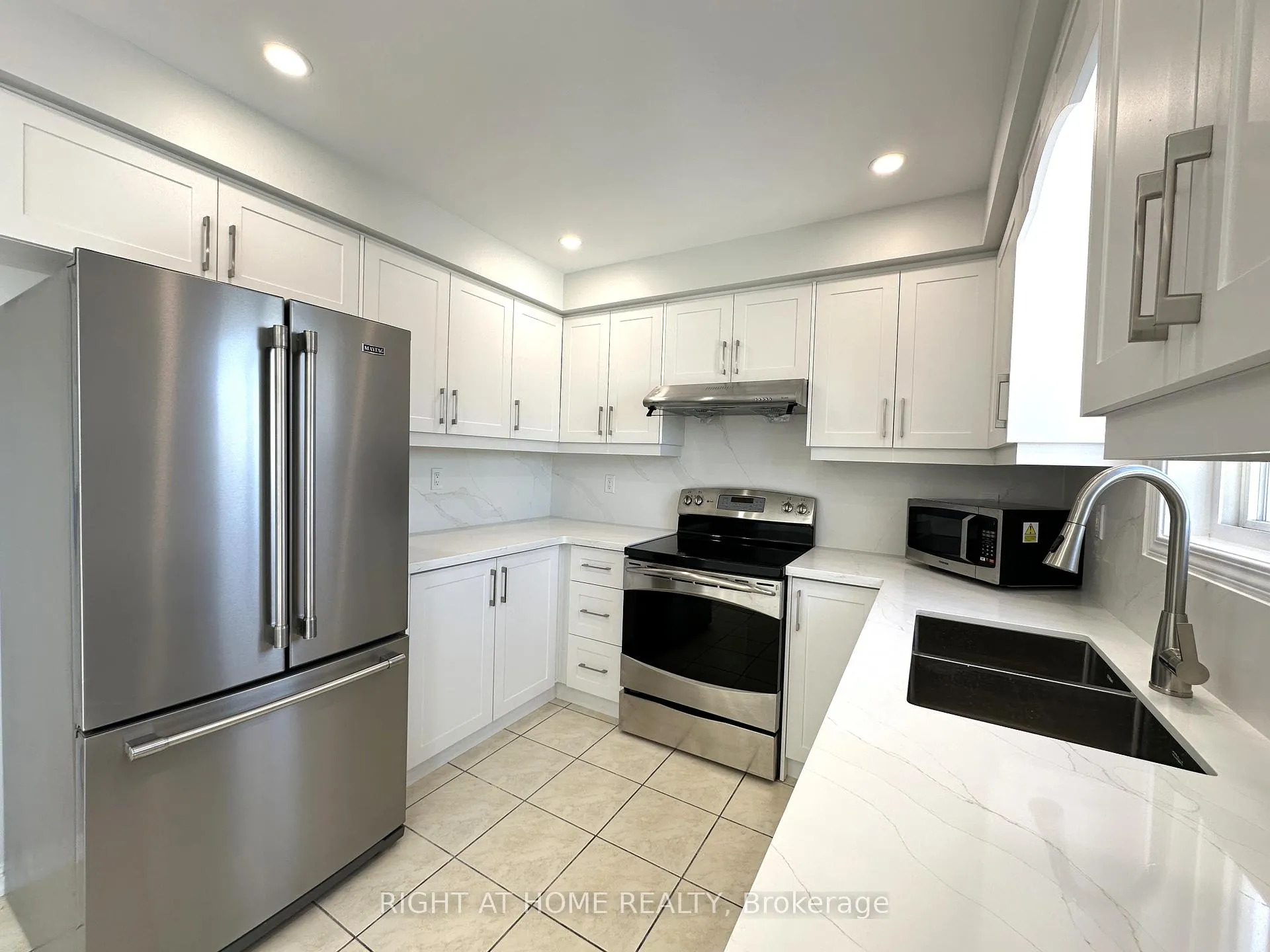 Photo 5 of 56 Longueuil Place, Whitby, Pringle Creek — HOMEH