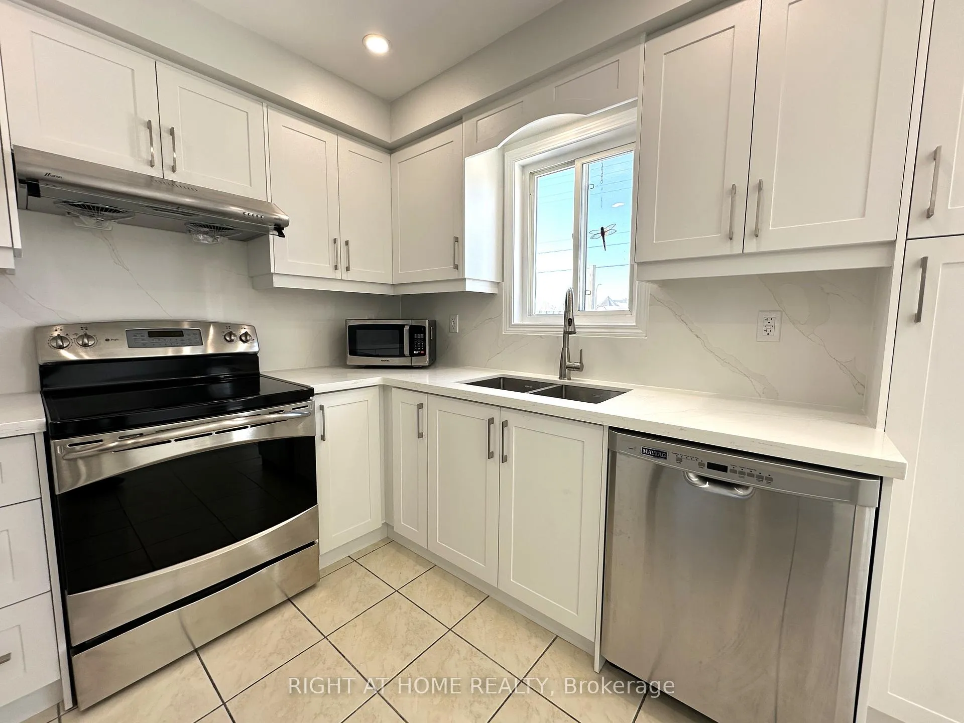 Photo 6 of 56 Longueuil Place, Whitby, Pringle Creek — HOMEH