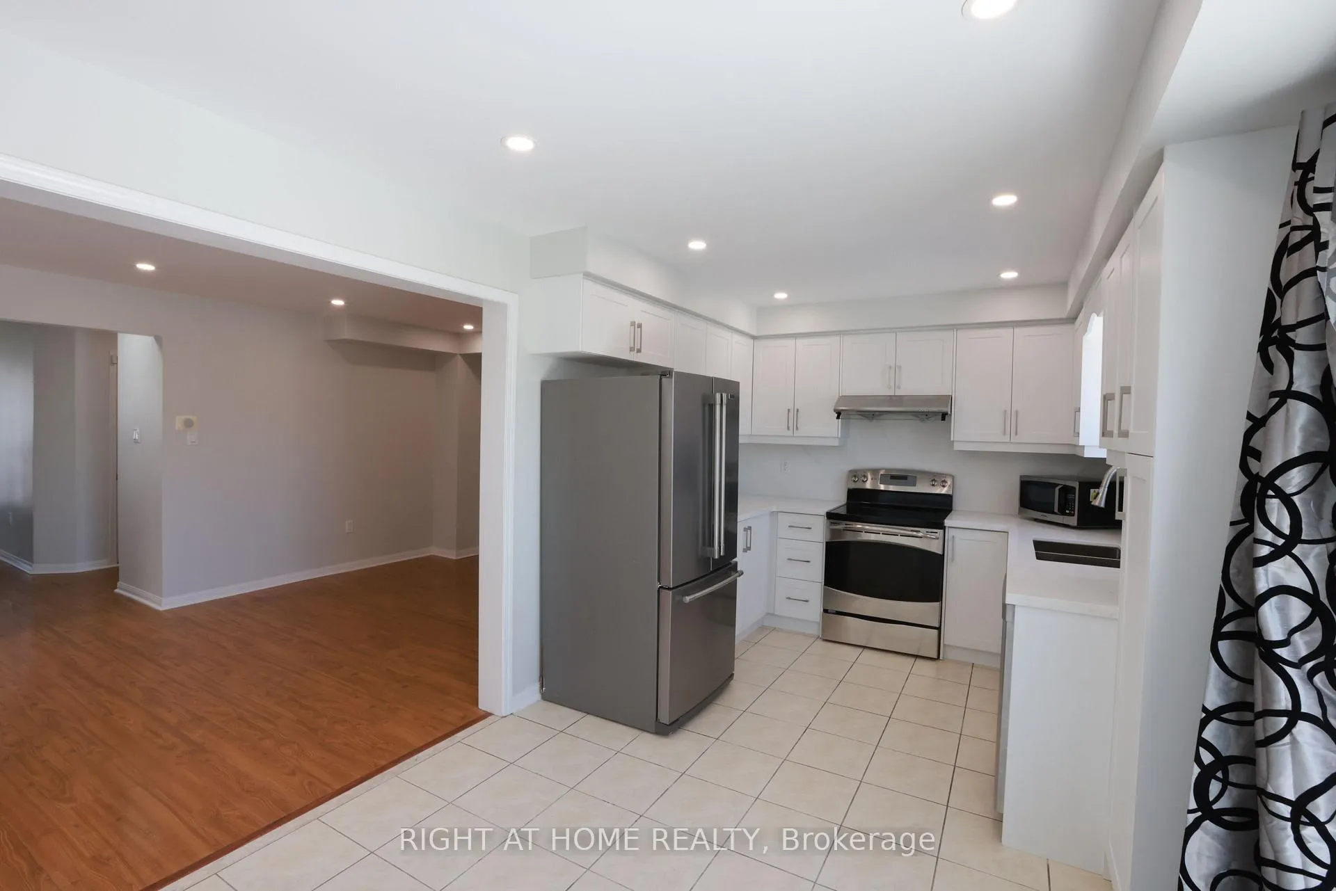 Photo 7 of 56 Longueuil Place, Whitby, Pringle Creek — HOMEH