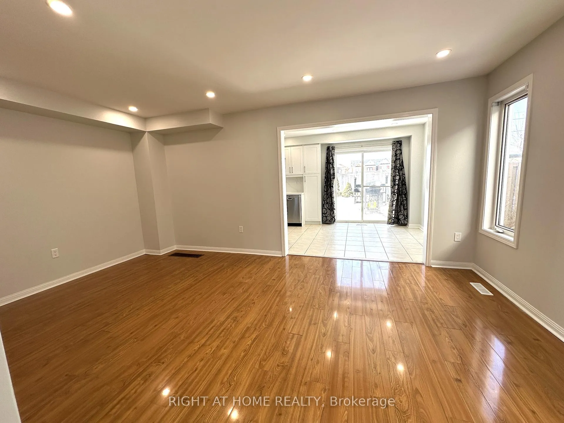 Photo 18 of 56 Longueuil Place, Whitby, Pringle Creek — HOMEH