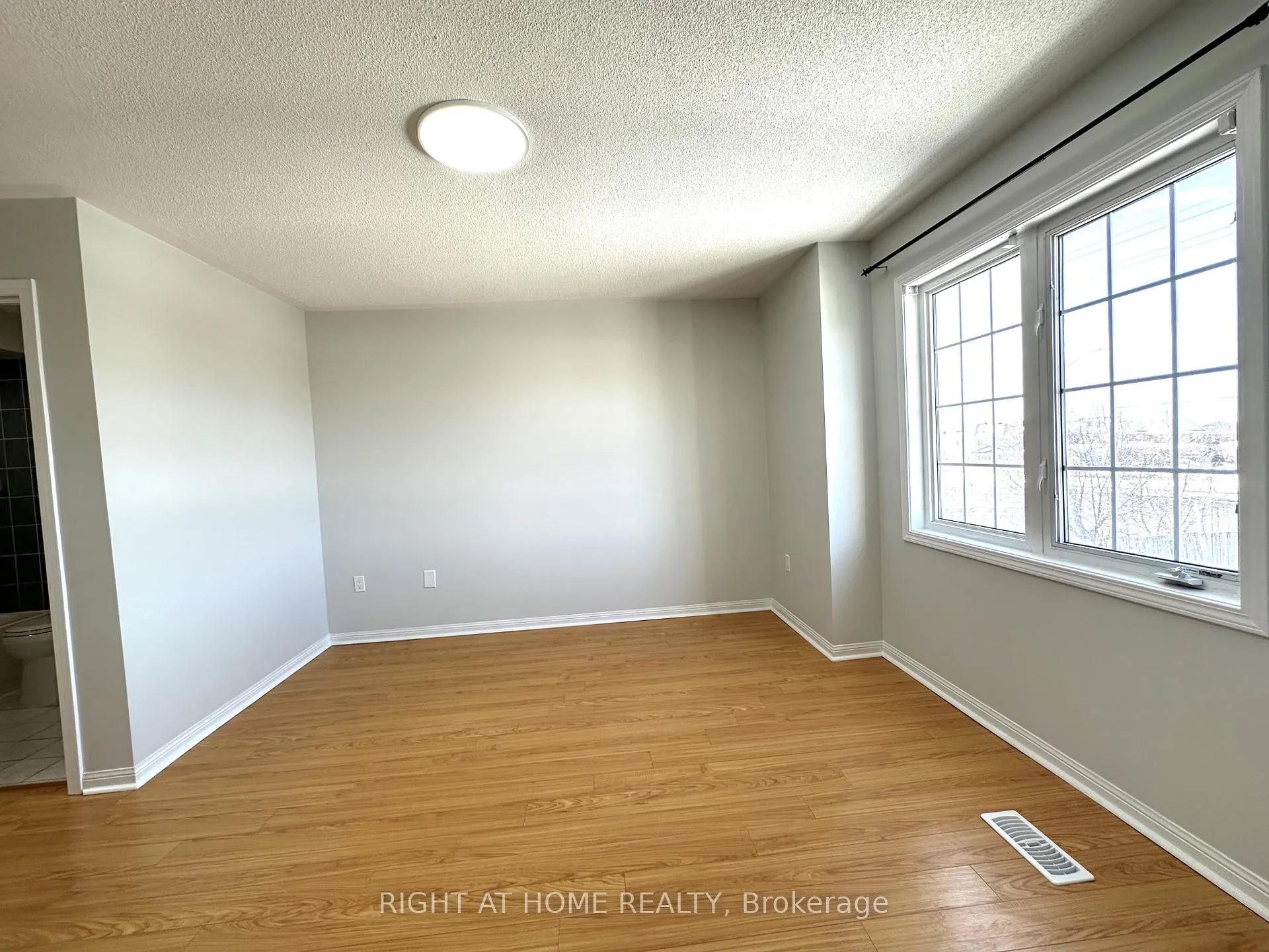 Photo 29 of 56 Longueuil Place, Whitby, Pringle Creek — HOMEH