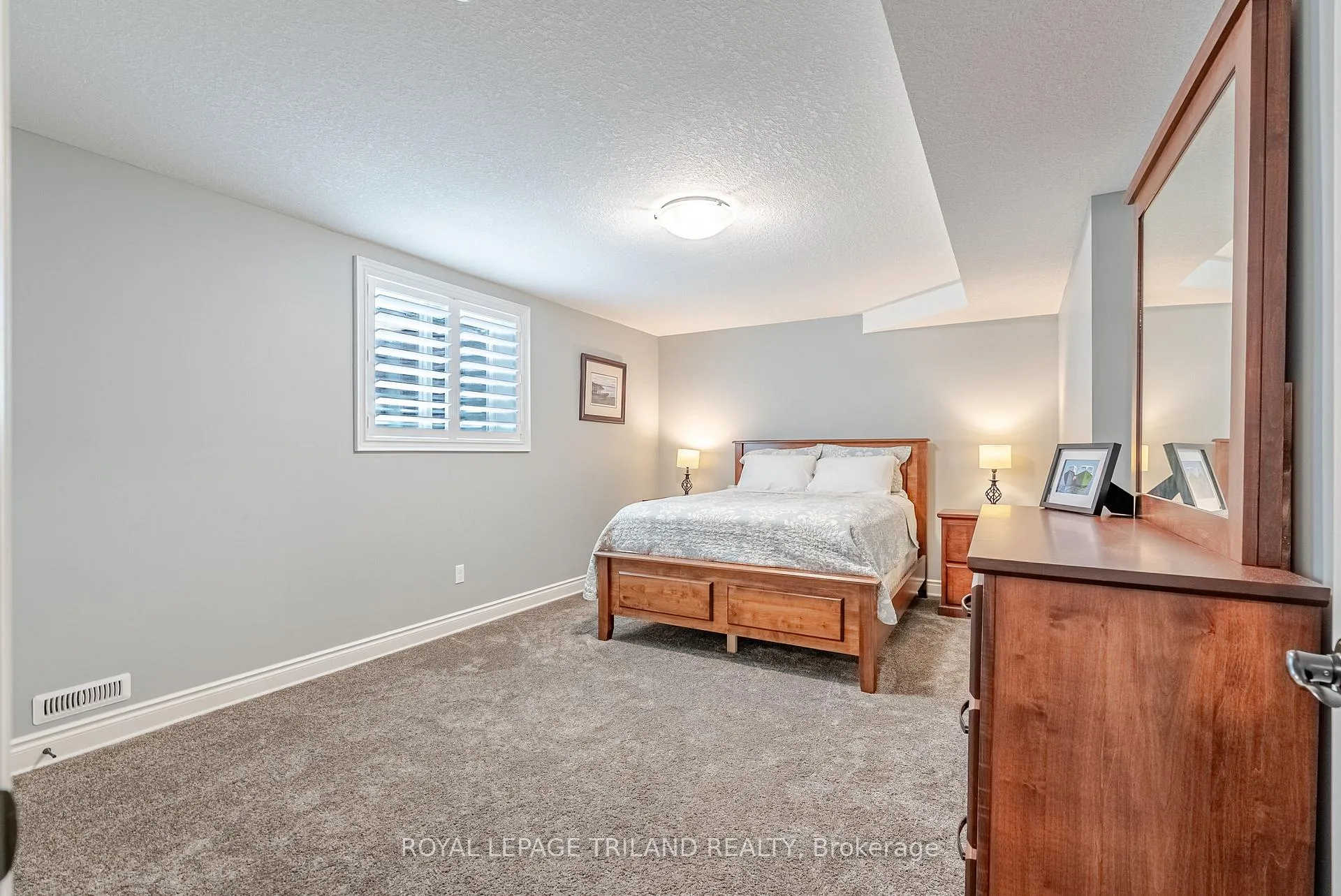 Photo 37 of 296 Dufferin Street, Central Elgin, Belmont — HOMEH