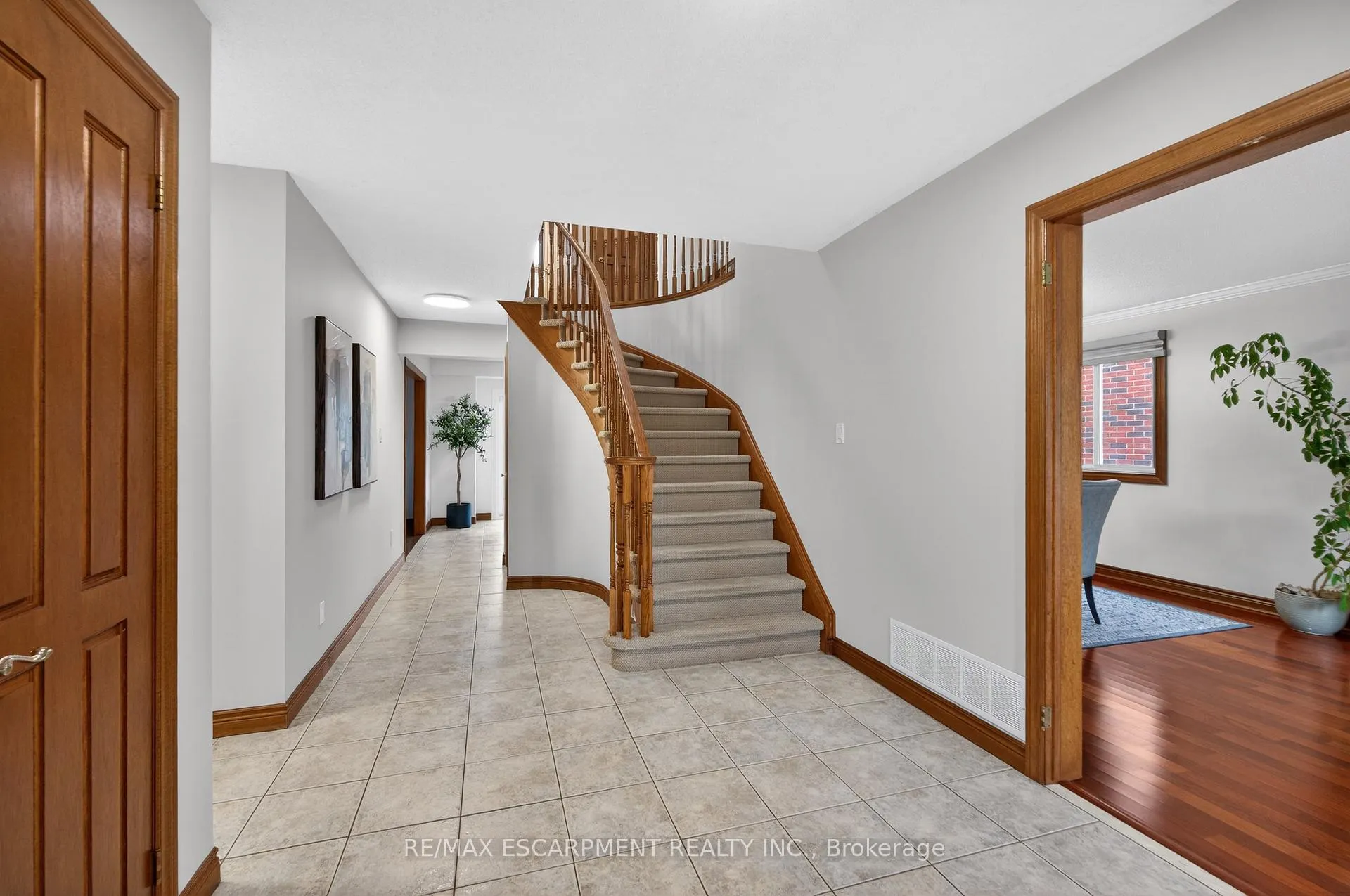 Photo 3 of 47 Sumner Crescent, Grimsby, Grimsby Beach — HOMEH