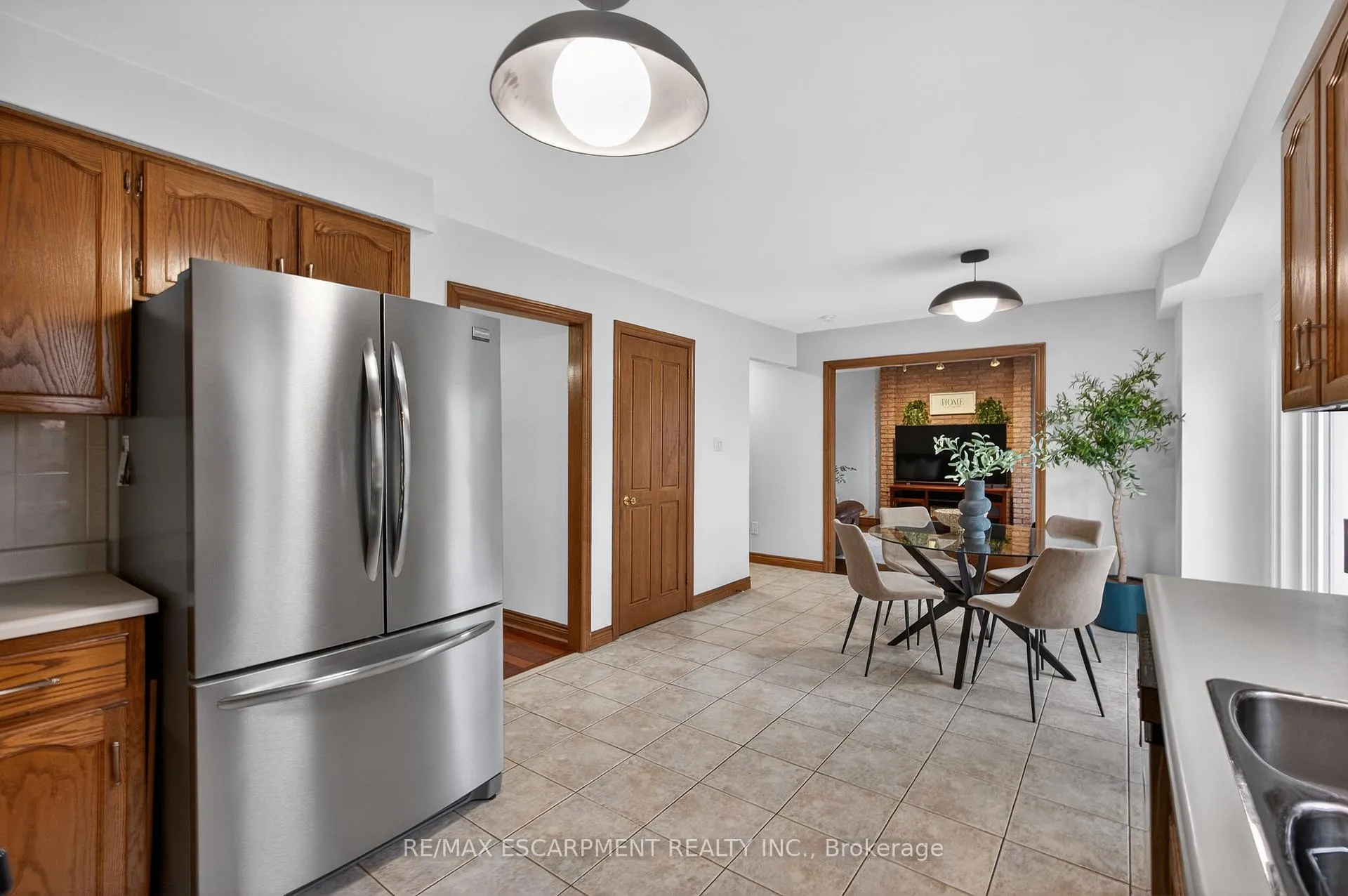 Photo 8 of 47 Sumner Crescent, Grimsby, Grimsby Beach — HOMEH