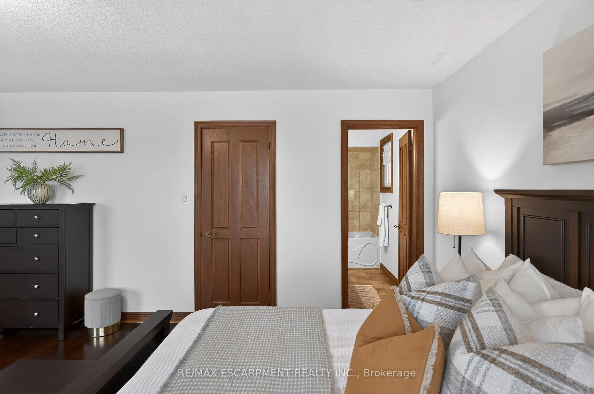 Photo 16 of 47 Sumner Crescent, Grimsby, Grimsby Beach — HOMEH