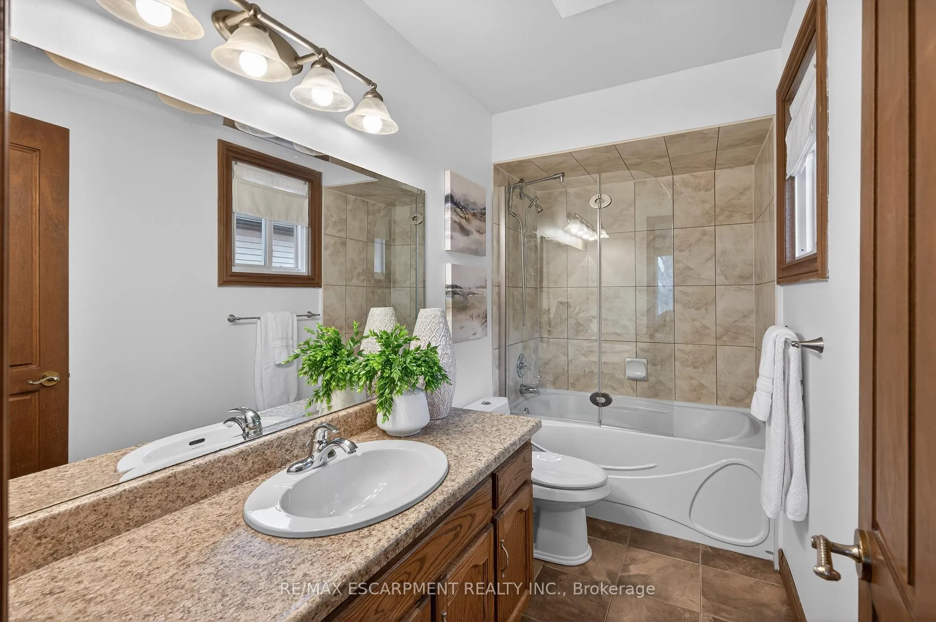 Photo 17 of 47 Sumner Crescent, Grimsby, Grimsby Beach — HOMEH