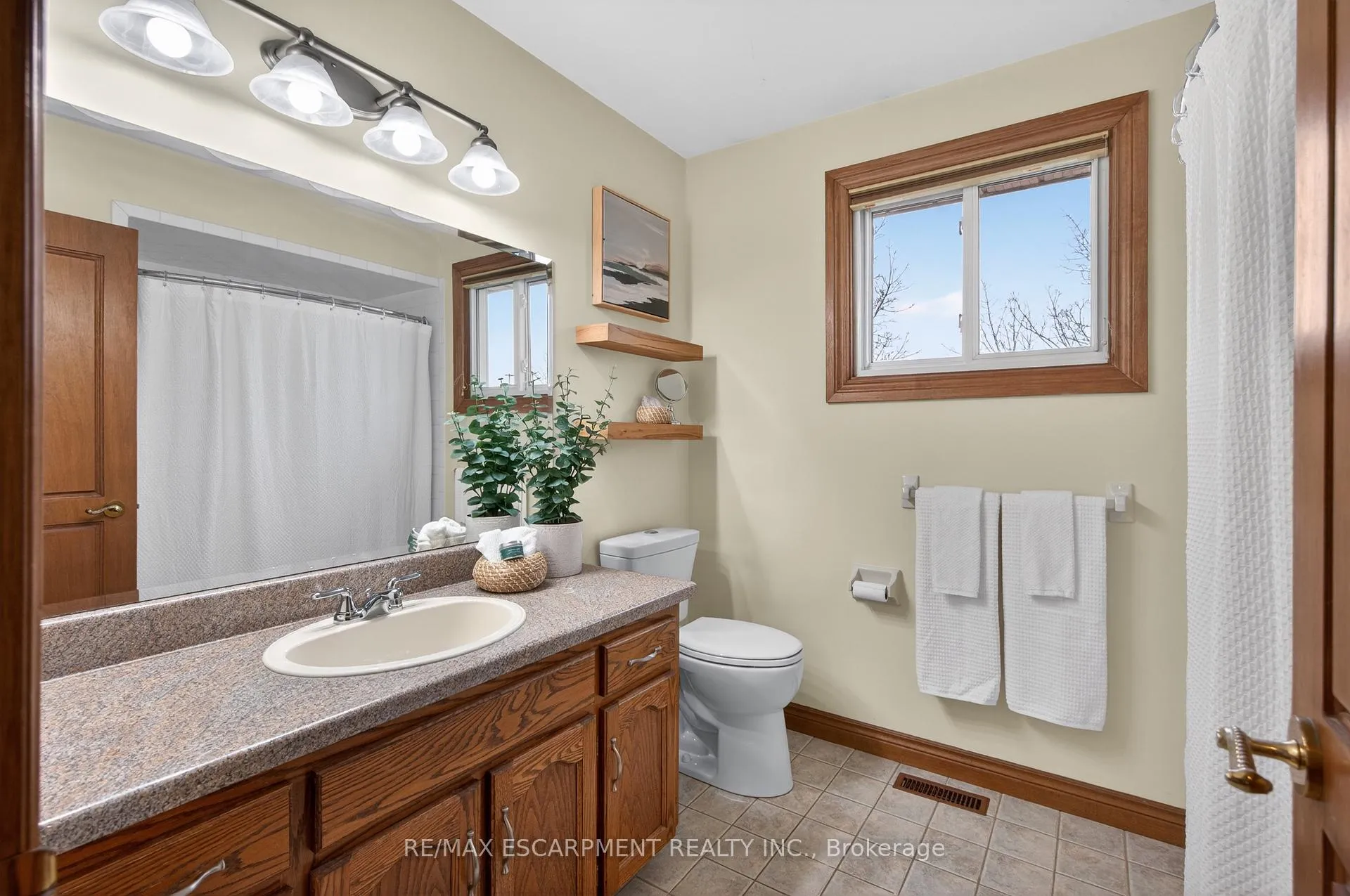 Photo 21 of 47 Sumner Crescent, Grimsby, Grimsby Beach — HOMEH