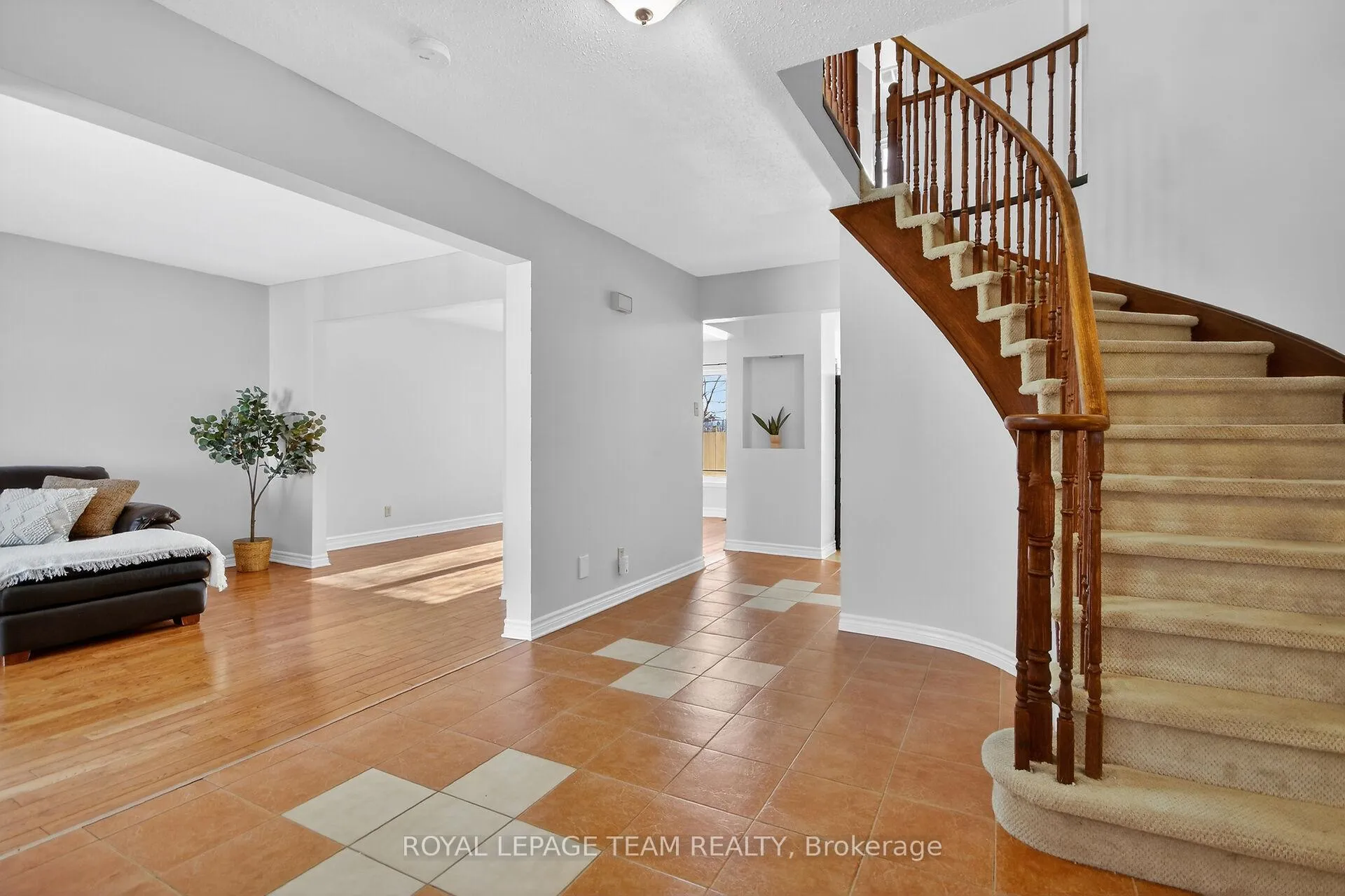Photo 2 of 1604 Proulx Drive, Ottawa, Fallingbrook/Pineridge — HOMEH