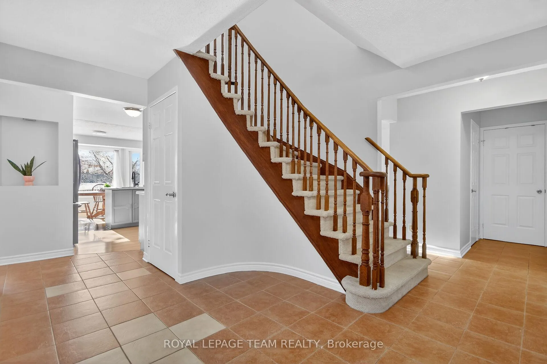Photo 4 of 1604 Proulx Drive, Ottawa, Fallingbrook/Pineridge — HOMEH