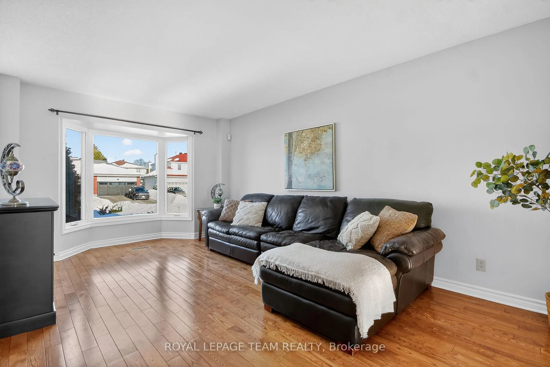 Photo 5 of 1604 Proulx Drive, Ottawa, Fallingbrook/Pineridge — HOMEH
