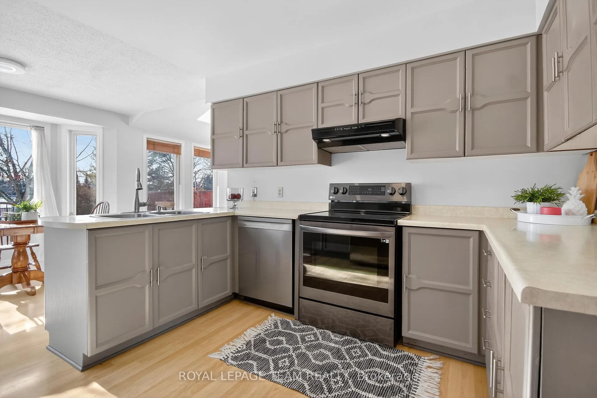 Photo 11 of 1604 Proulx Drive, Ottawa, Fallingbrook/Pineridge — HOMEH