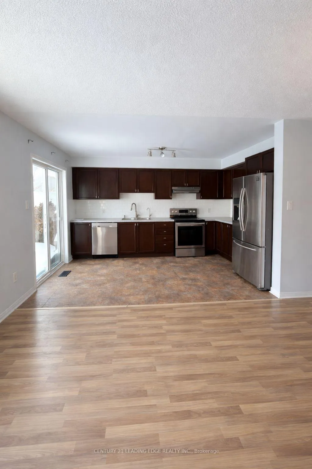 Photo 5 of 1523 Glenbourne Drive, Oshawa, Pinecrest — HOMEH