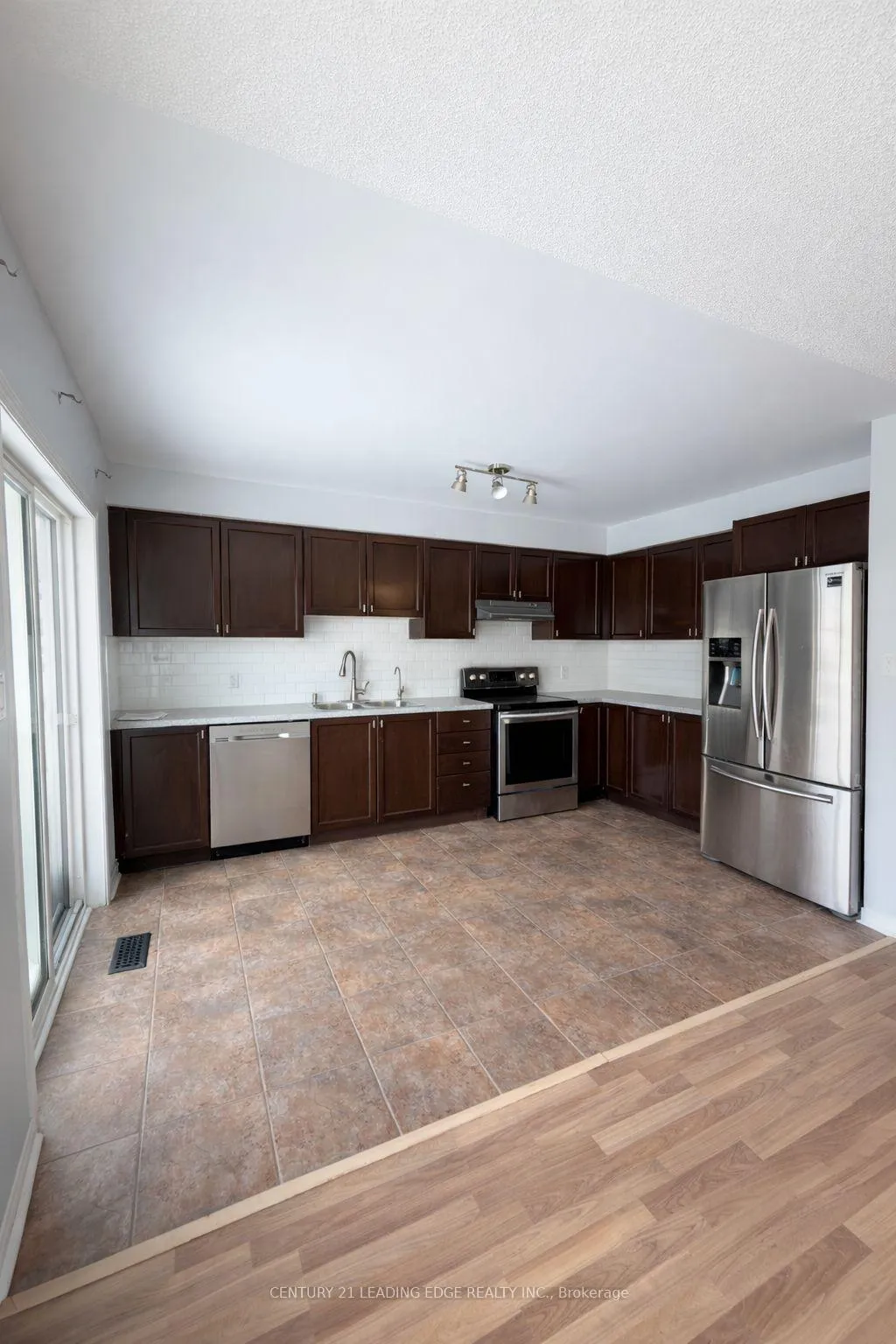 Photo 6 of 1523 Glenbourne Drive, Oshawa, Pinecrest — HOMEH