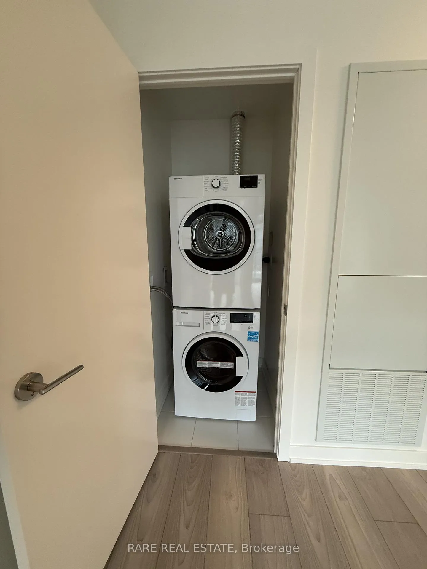 Photo 5 of Unit 2706, 110 Broadway Avenue, Toronto, Mount Pleasant West — HOMEH