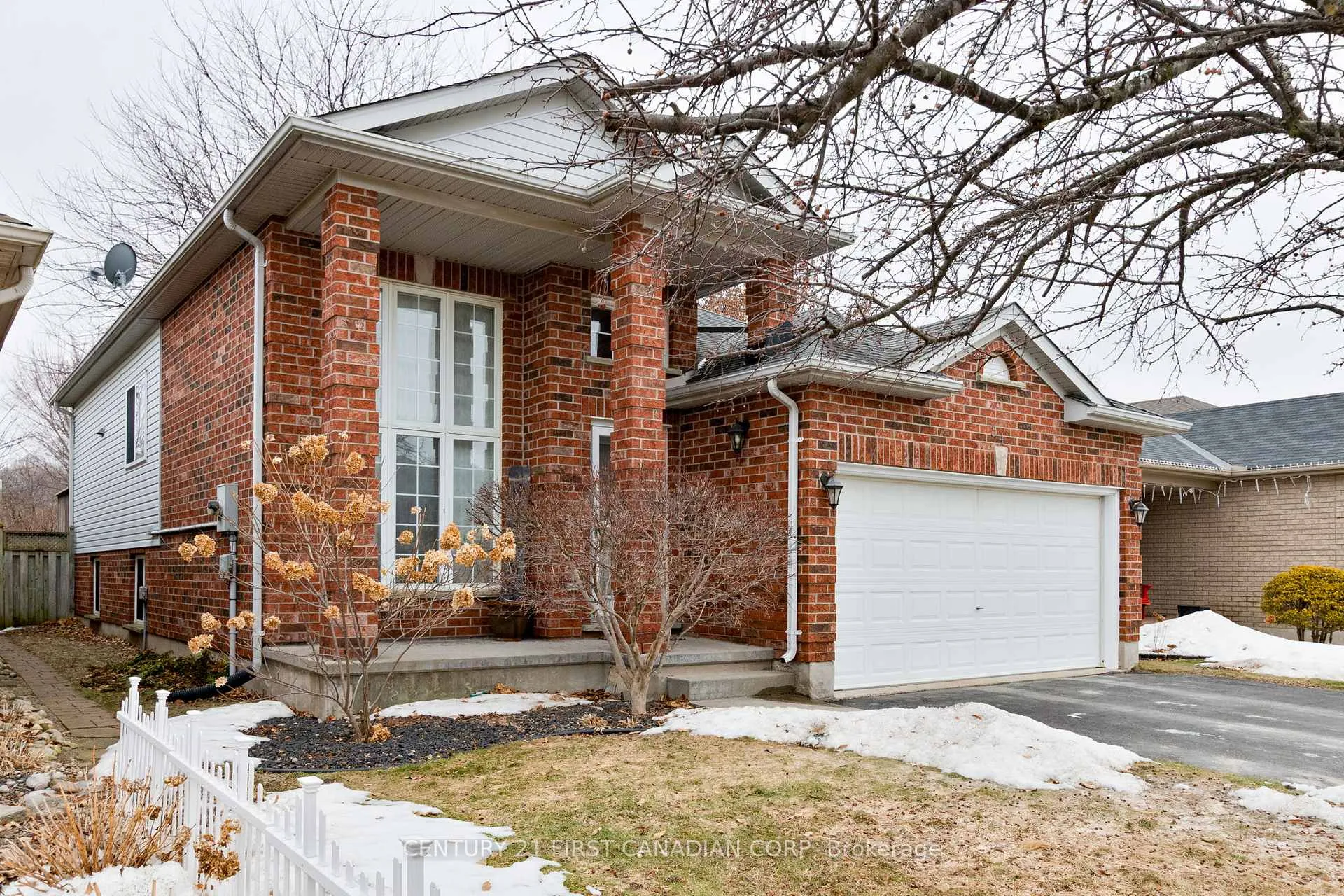 Photo 3 of 54 Willow Crescent, Strathroy-Caradoc, SE — HOMEH
