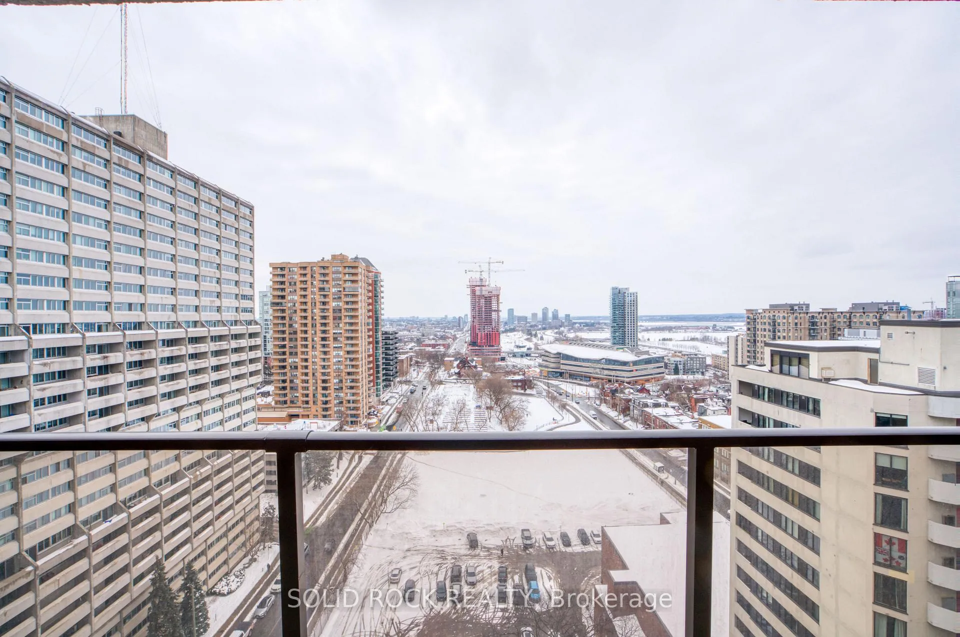 Front of Unit 1907, 475 Laurier Avenue W