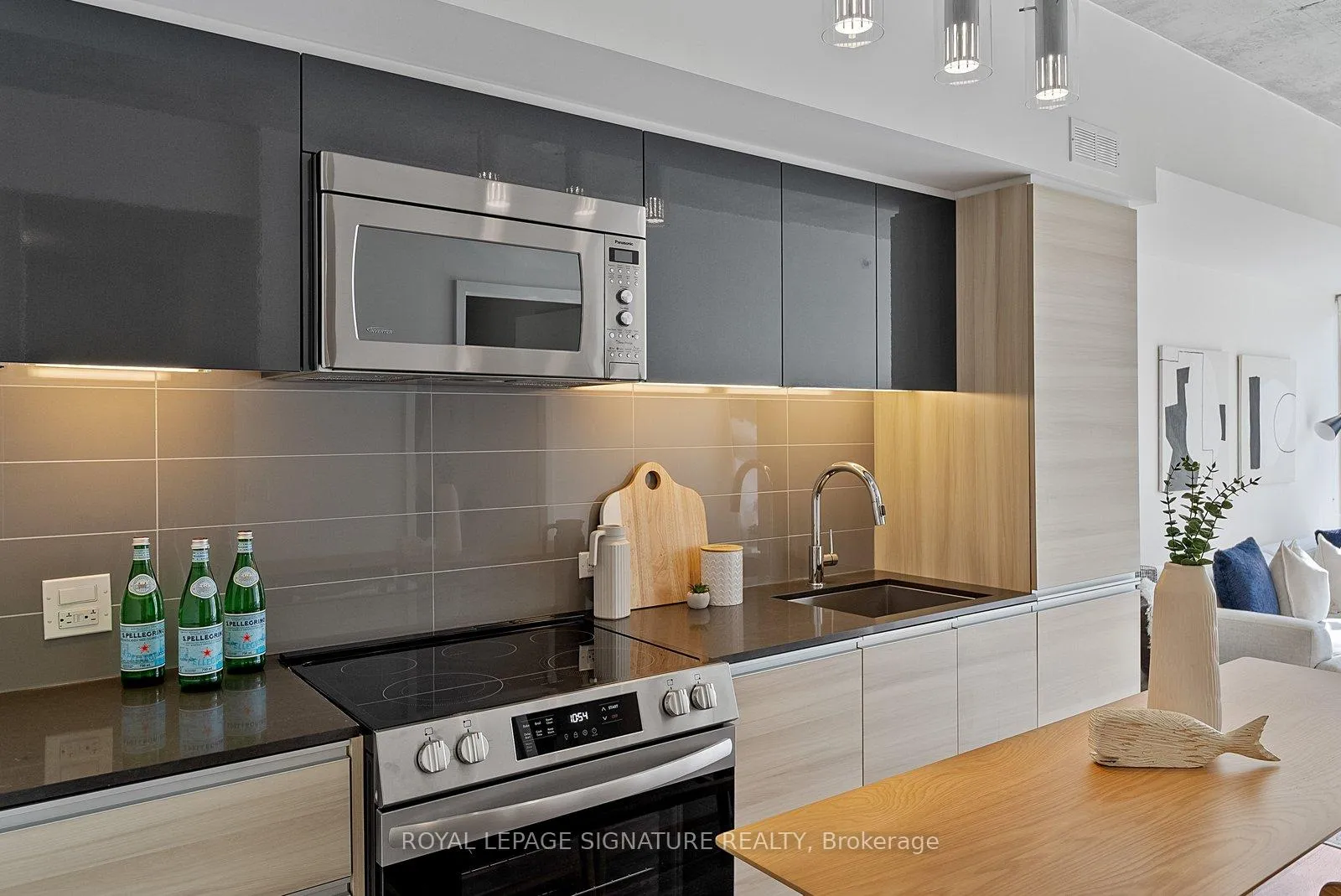 Photo 5 of Unit 810, 1190 Dundas Street E, Toronto, South Riverdale — HOMEH