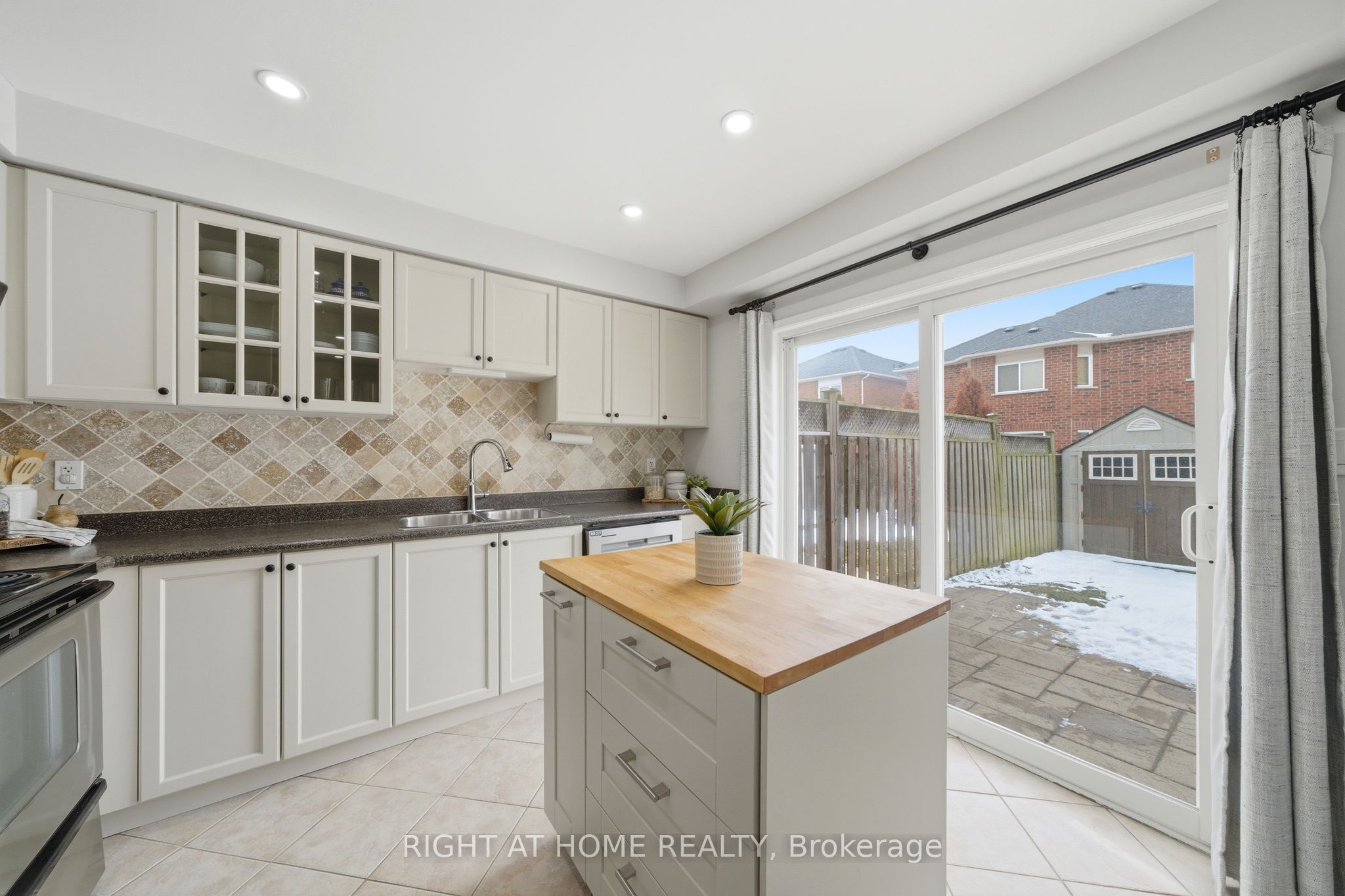 Photo 5 of 2230 Sutton Drive, Burlington, Orchard — HOMEH