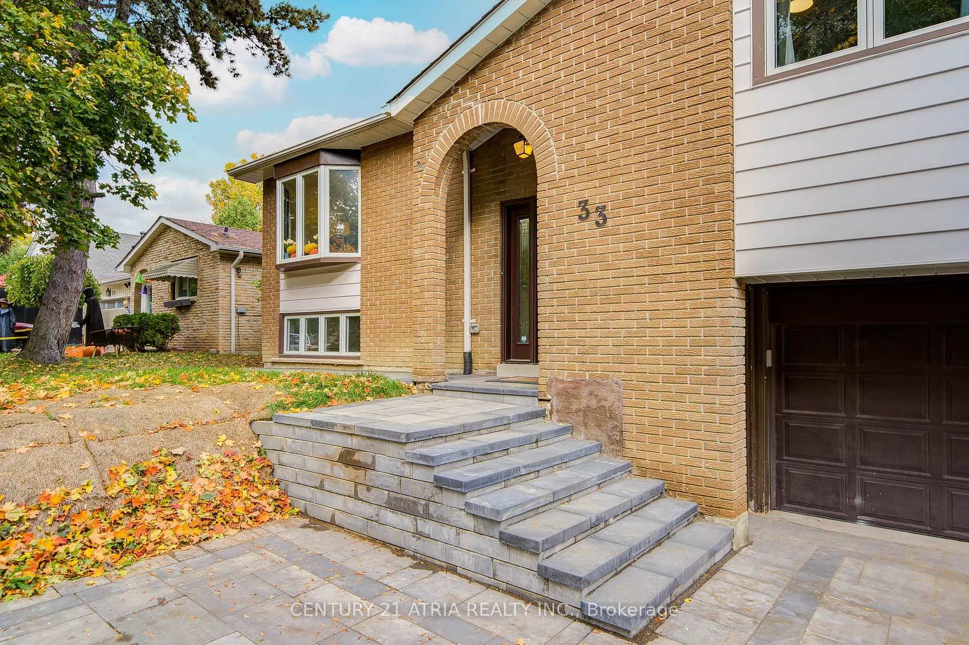 Photo 2 of 33 Sir Brandiles Place, Markham, Markham Village — HOMEH