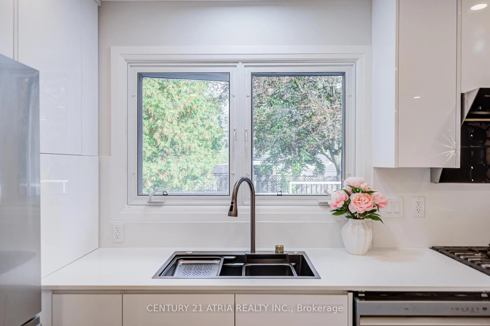 Photo 9 of 33 Sir Brandiles Place, Markham, Markham Village — HOMEH