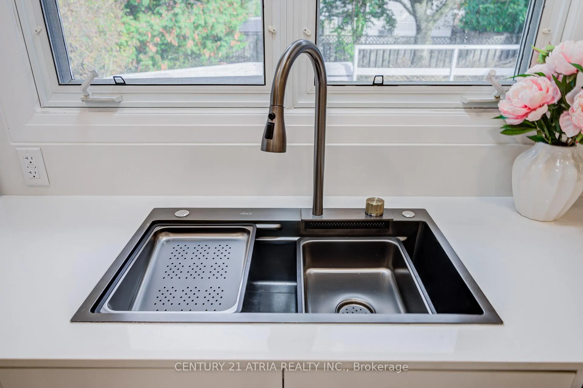 Photo 10 of 33 Sir Brandiles Place, Markham, Markham Village — HOMEH