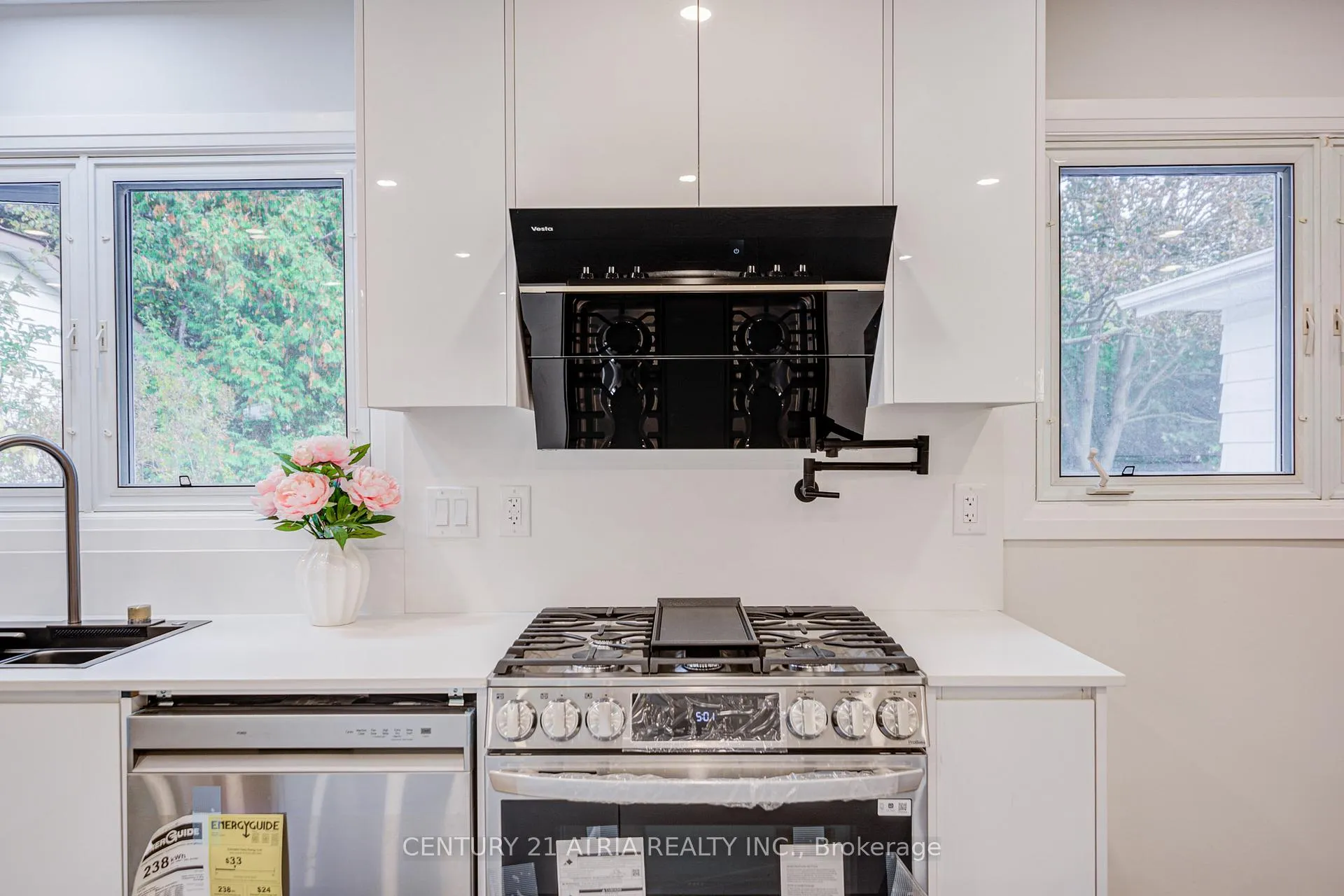 Photo 11 of 33 Sir Brandiles Place, Markham, Markham Village — HOMEH