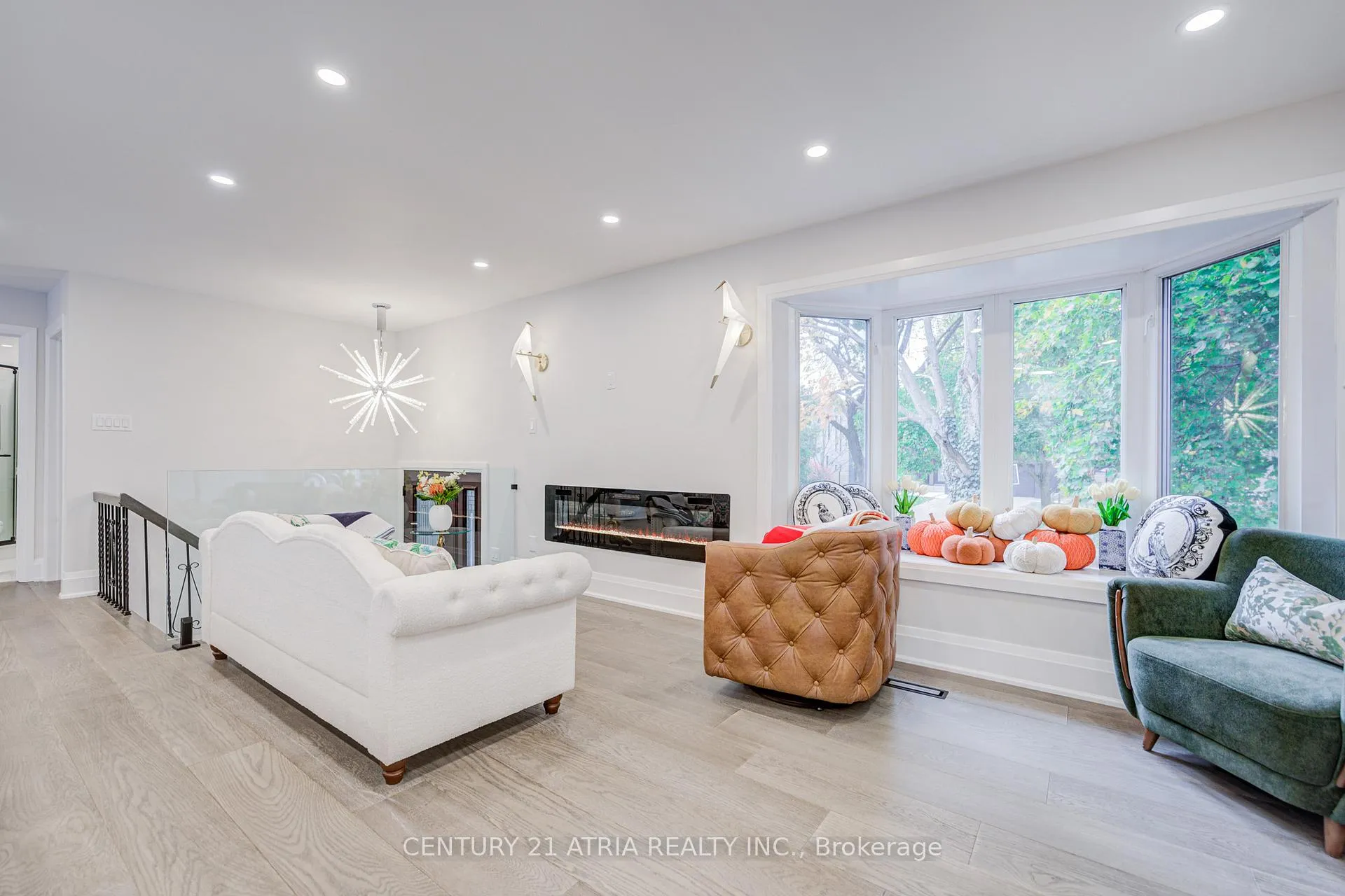 Photo 12 of 33 Sir Brandiles Place, Markham, Markham Village — HOMEH