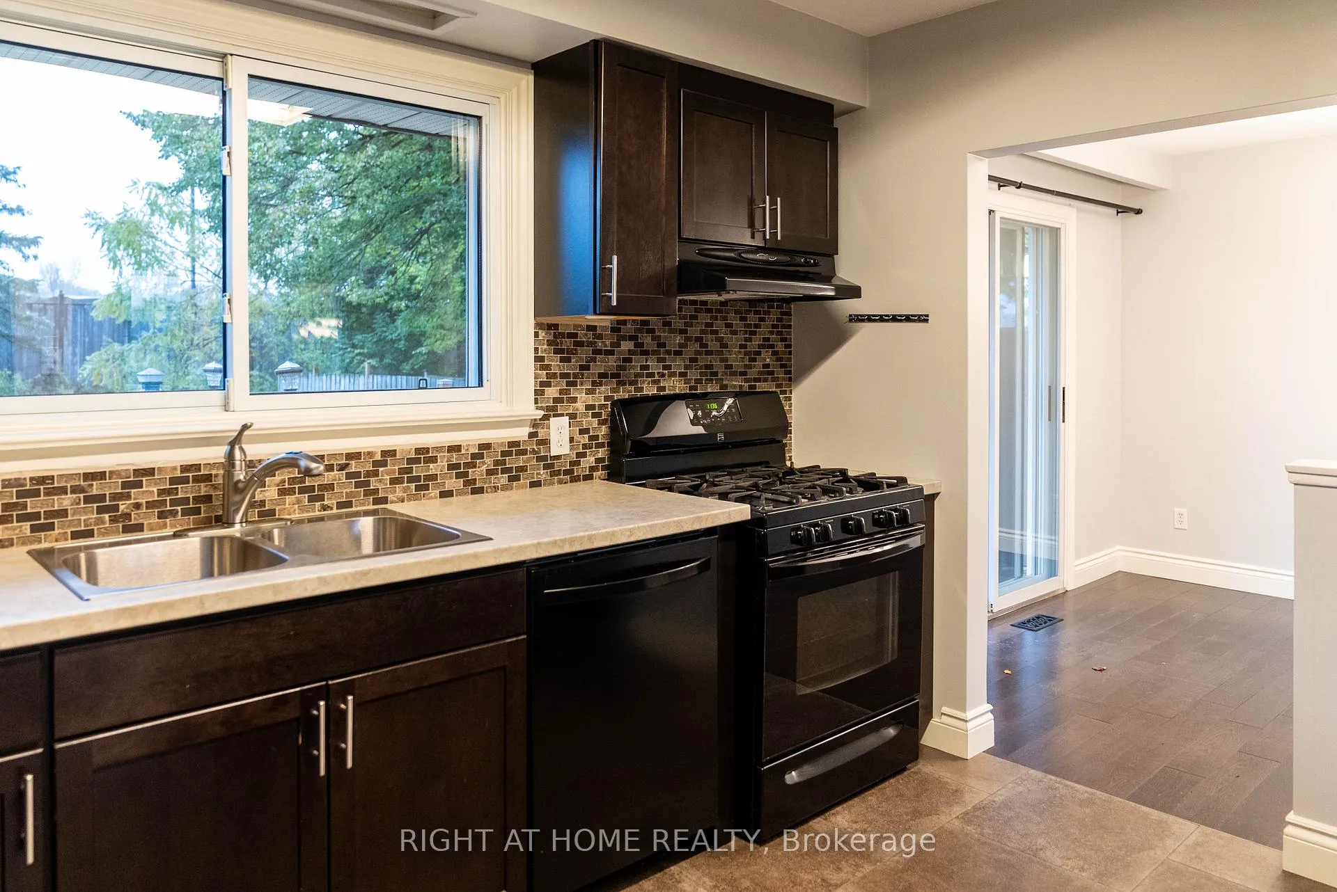 Photo 3 of 48 Ottaway Avenue, Barrie, Wellington — HOMEH