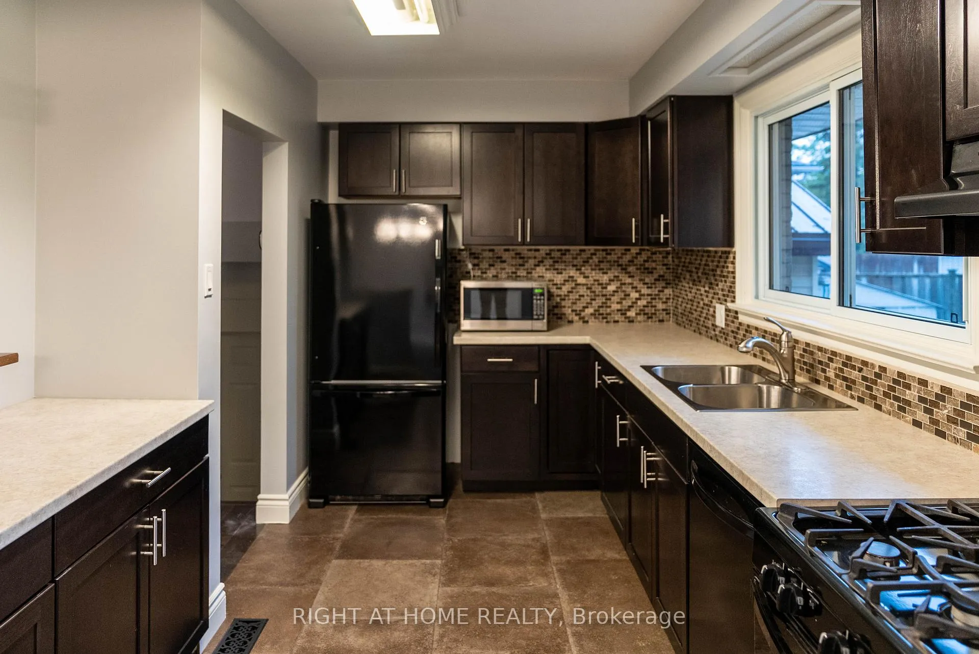 Photo 4 of 48 Ottaway Avenue, Barrie, Wellington — HOMEH