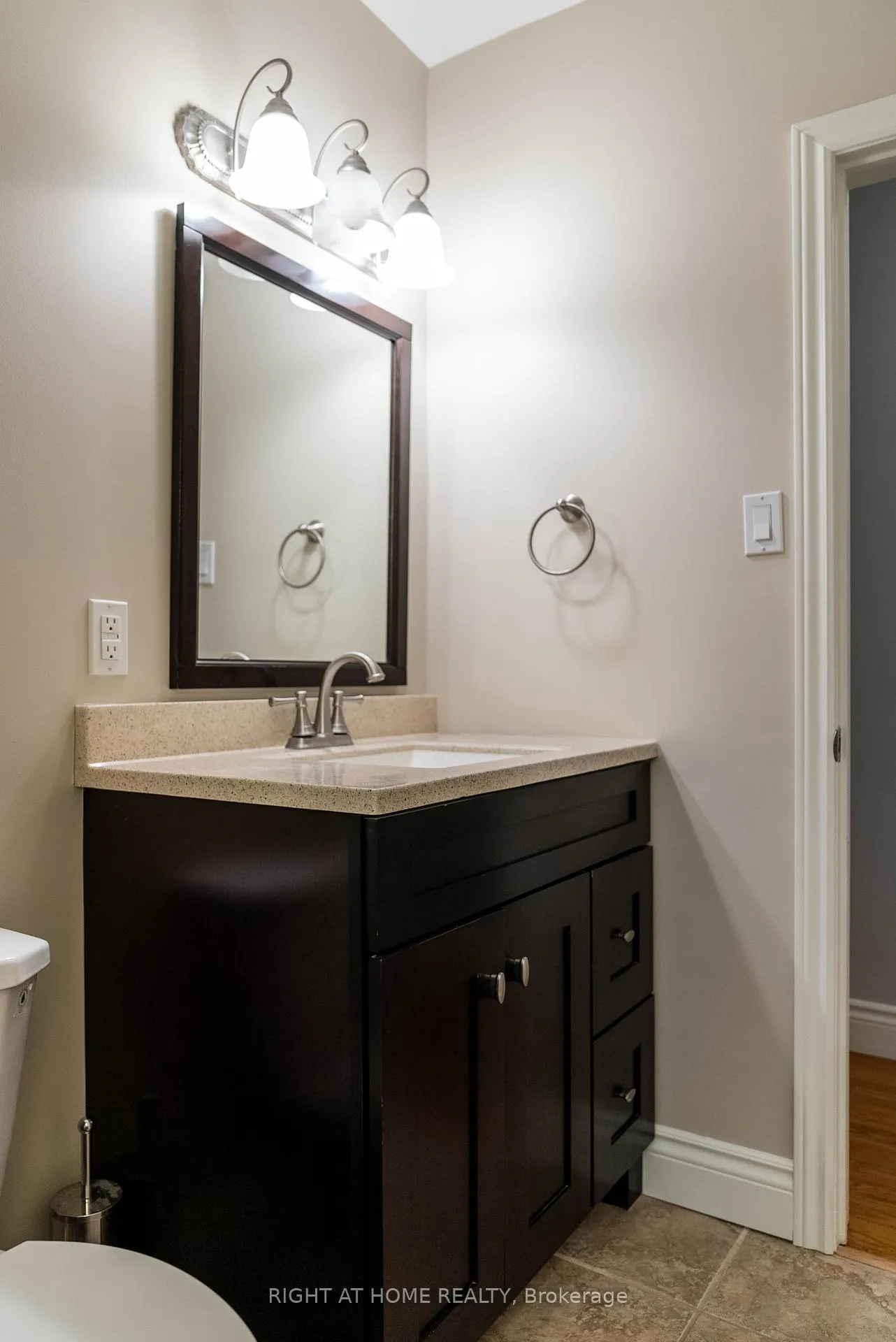 Photo 6 of 48 Ottaway Avenue, Barrie, Wellington — HOMEH