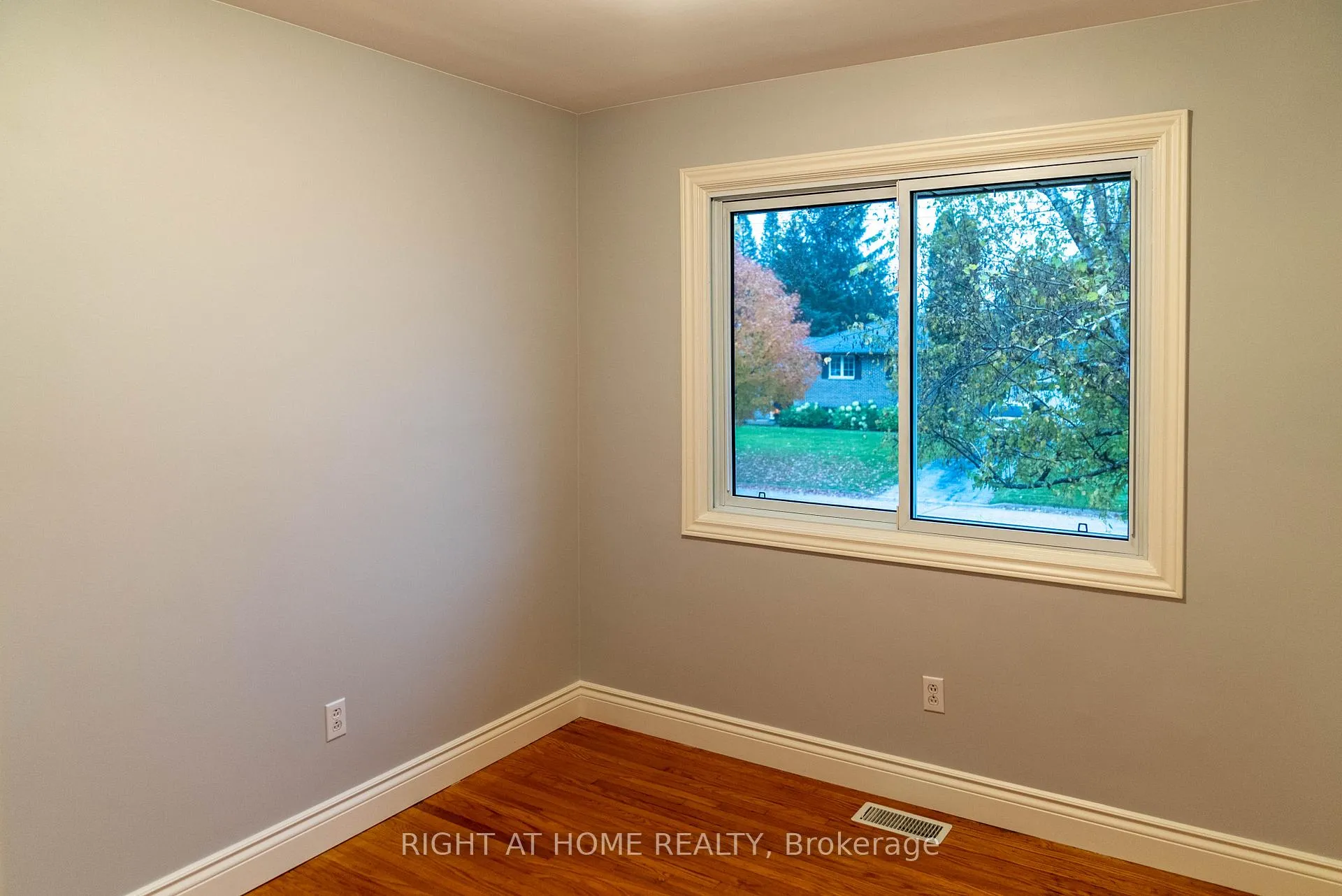 Photo 8 of 48 Ottaway Avenue, Barrie, Wellington — HOMEH