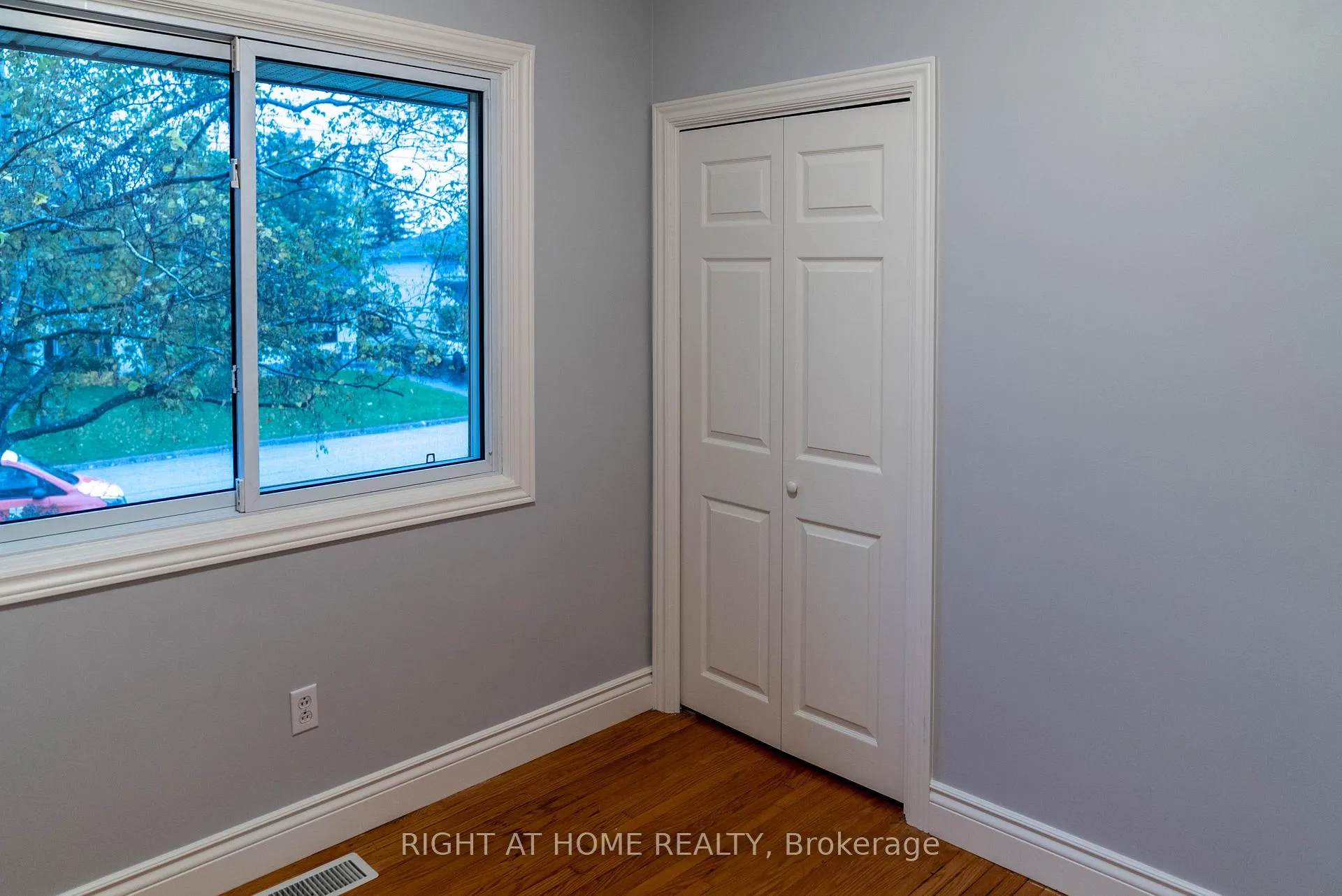 Photo 9 of 48 Ottaway Avenue, Barrie, Wellington — HOMEH