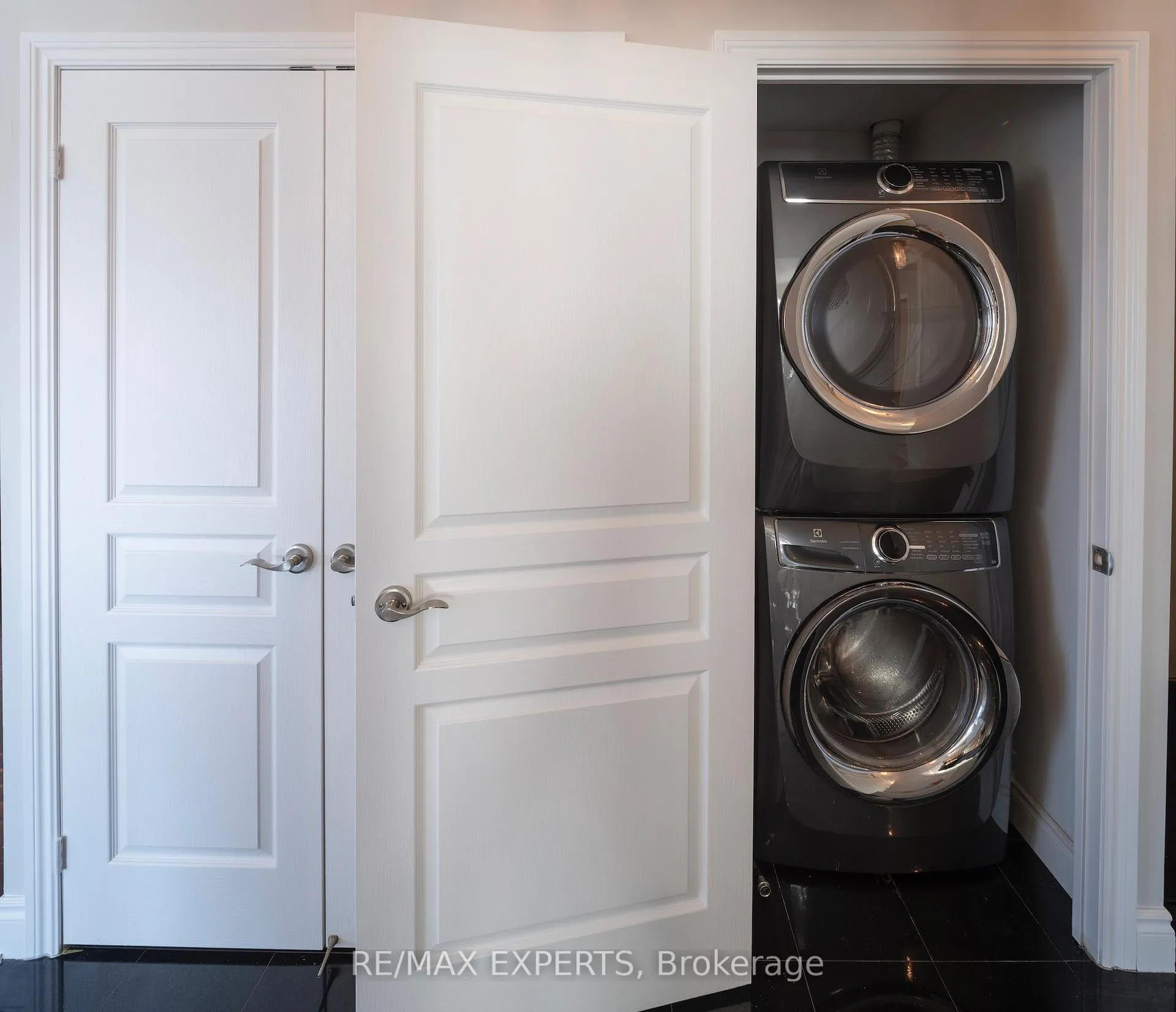 Photo 5 of Unit 1008, 319 Merton Street, Toronto, Mount Pleasant West — HOMEH