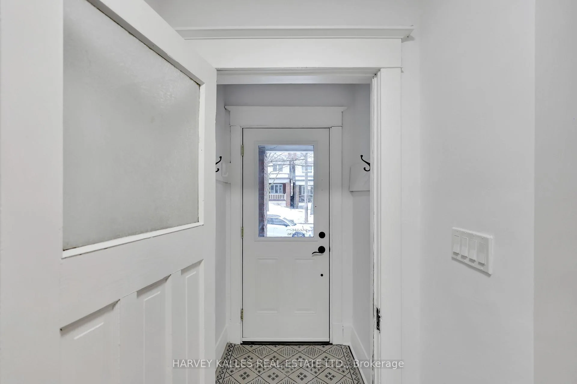 Photo 3 of 318 Forman Avenue, Toronto, Mount Pleasant East — HOMEH