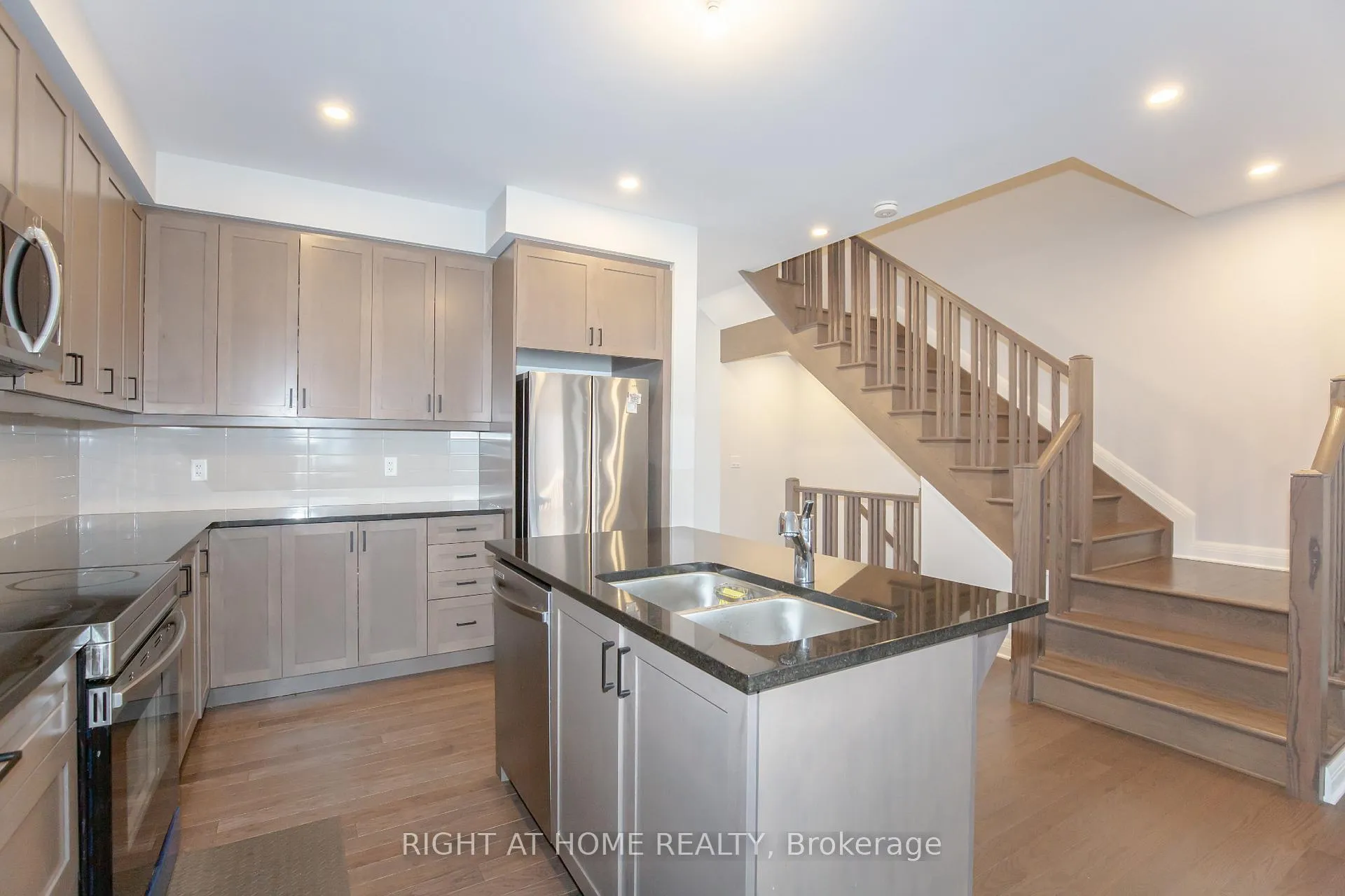 Photo 5 of 521 Hitzlay Terrace, Ottawa, Kanata - Kanata Lakes/Heritage Hills — HOMEH
