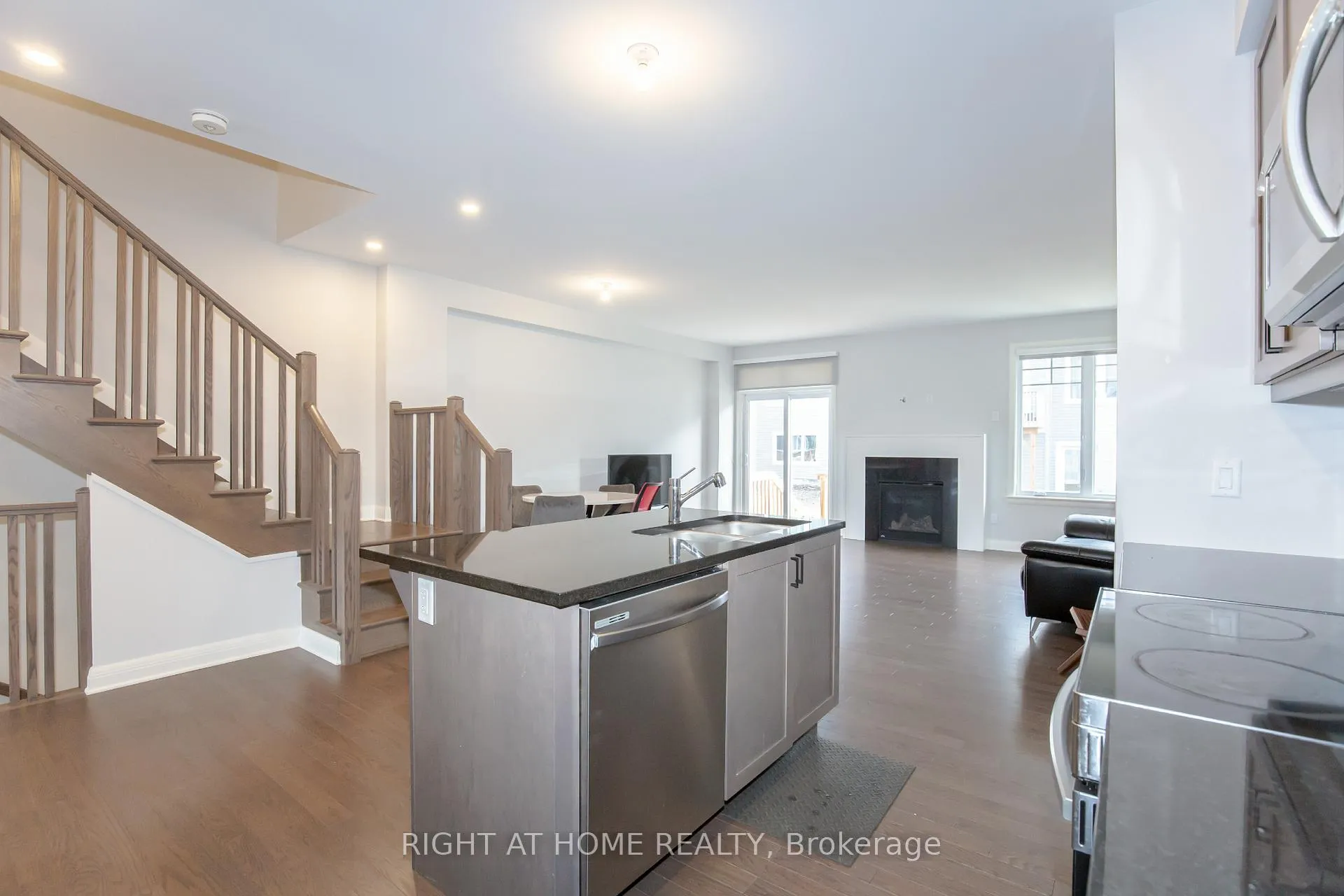 Photo 6 of 521 Hitzlay Terrace, Ottawa, Kanata - Kanata Lakes/Heritage Hills — HOMEH