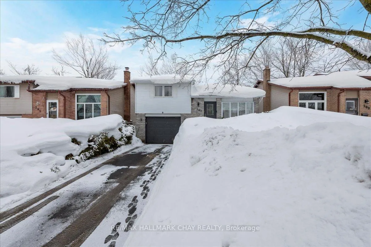 Photo 2 of 207 Burns Circle, Barrie, Northwest — HOMEH