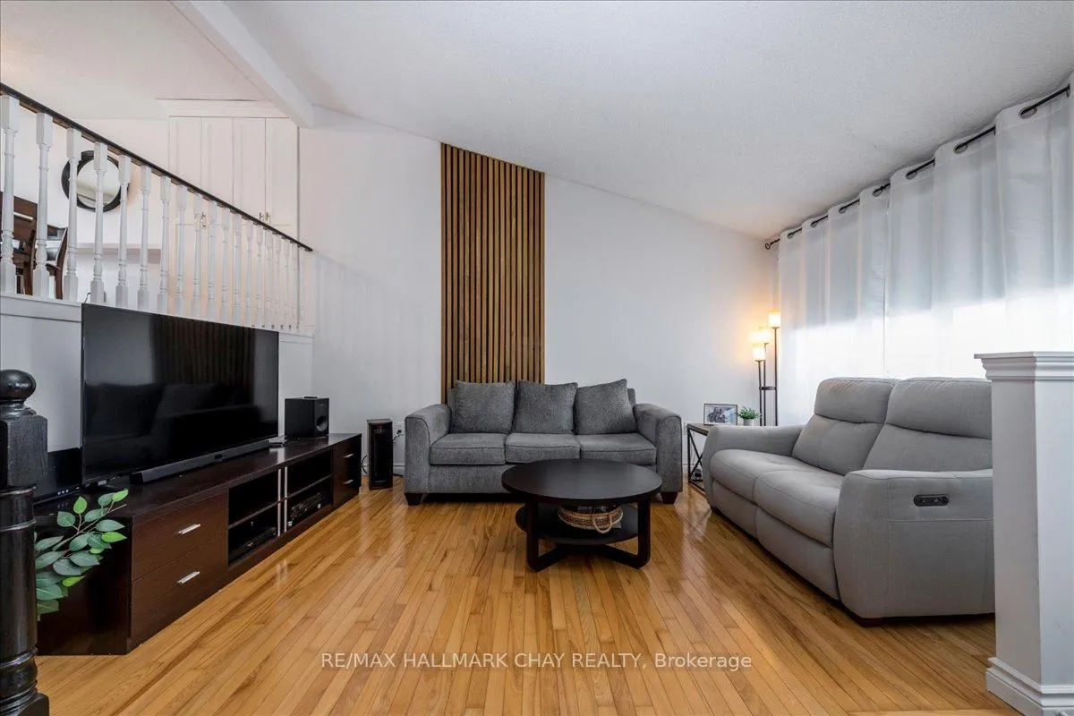 Photo 3 of 207 Burns Circle, Barrie, Northwest — HOMEH