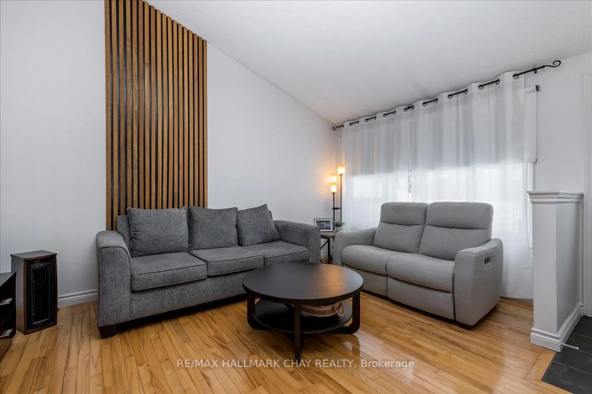 Photo 4 of 207 Burns Circle, Barrie, Northwest — HOMEH