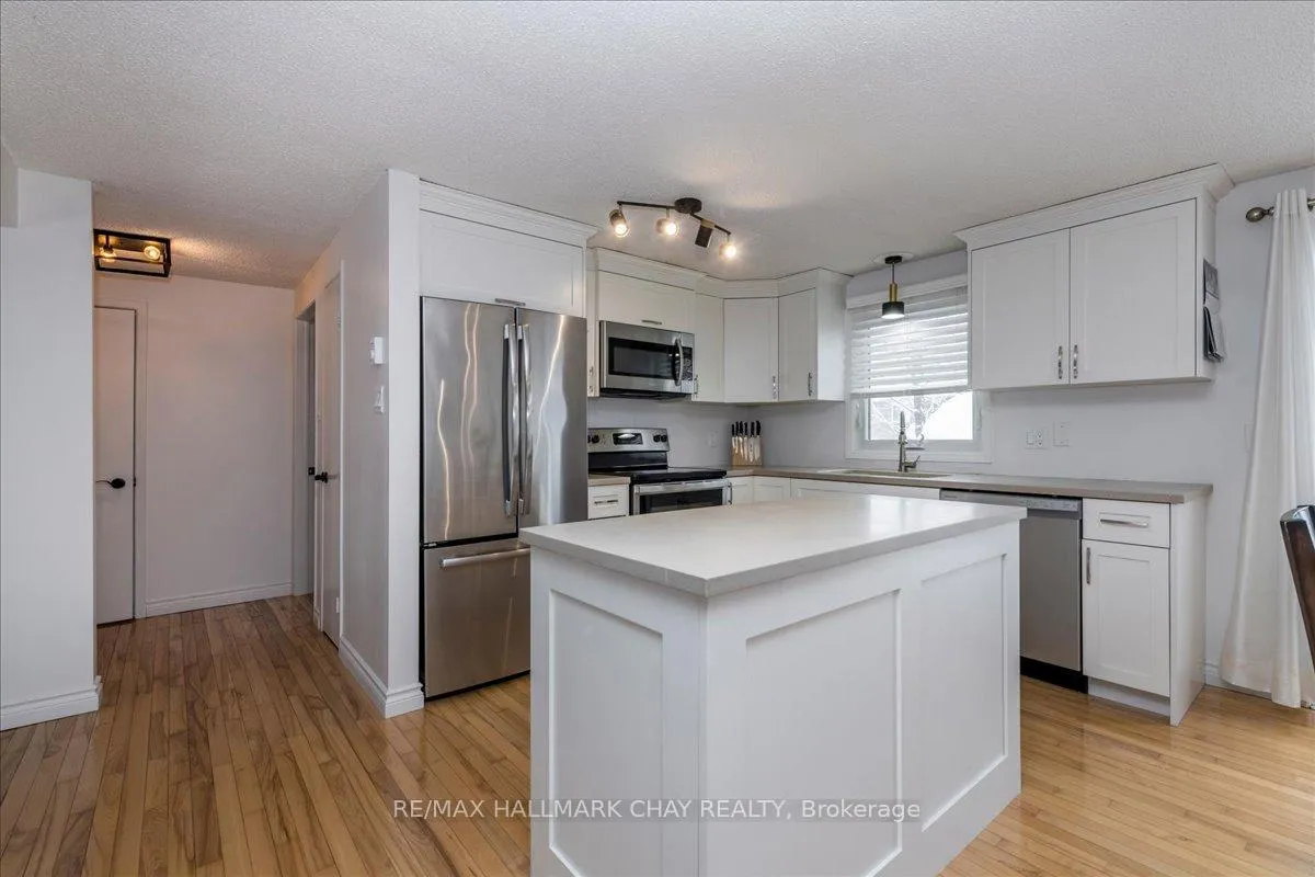 Photo 5 of 207 Burns Circle, Barrie, Northwest — HOMEH