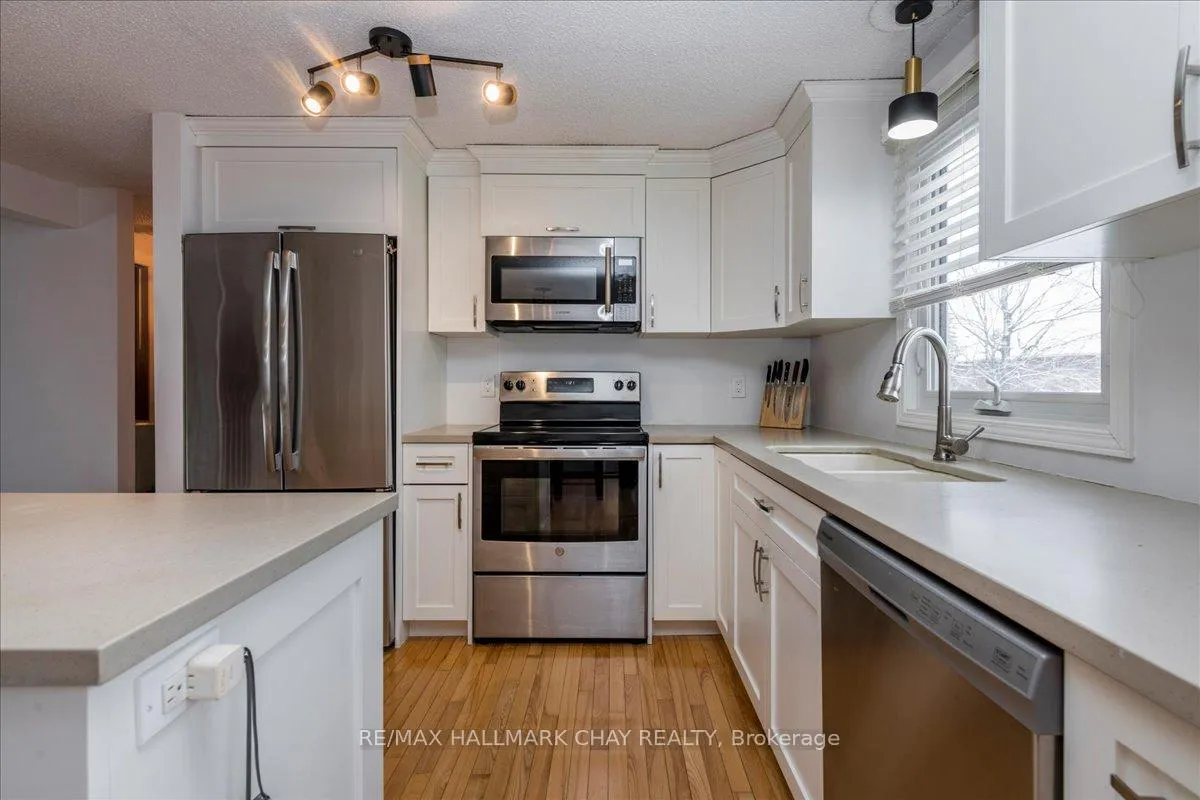 Photo 6 of 207 Burns Circle, Barrie, Northwest — HOMEH