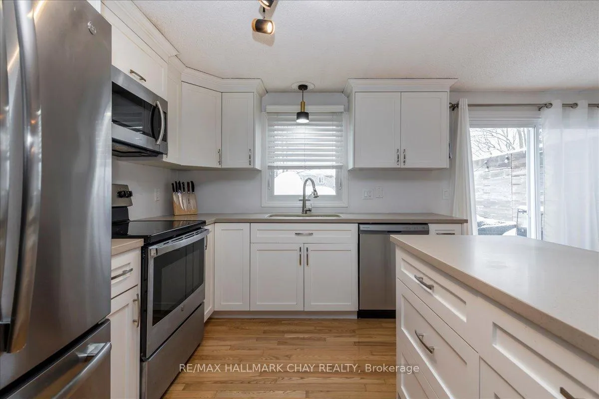 Photo 7 of 207 Burns Circle, Barrie, Northwest — HOMEH