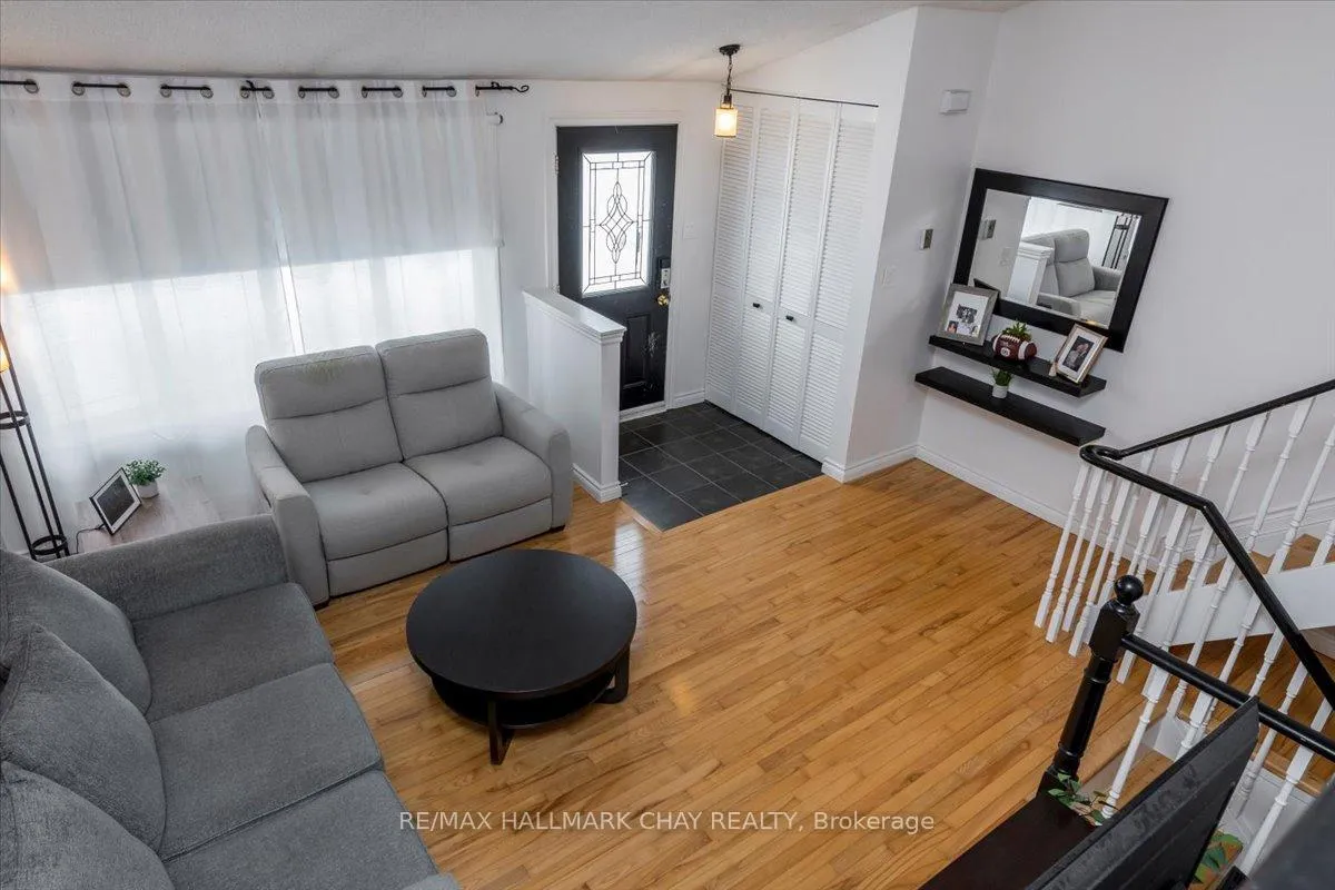 Photo 10 of 207 Burns Circle, Barrie, Northwest — HOMEH