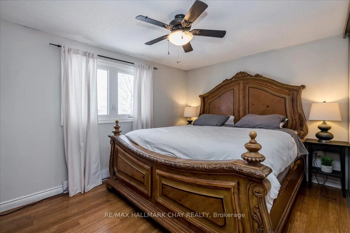 Photo 11 of 207 Burns Circle, Barrie, Northwest — HOMEH