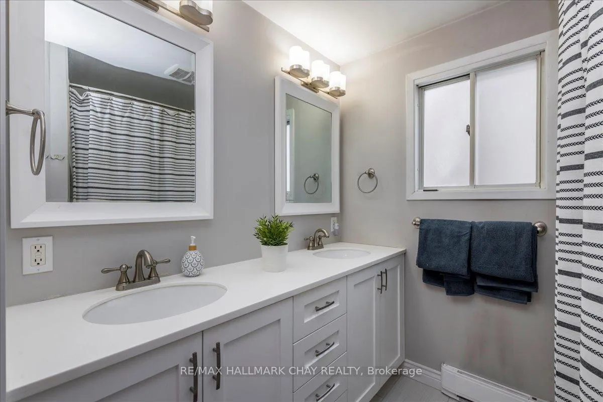 Photo 12 of 207 Burns Circle, Barrie, Northwest — HOMEH