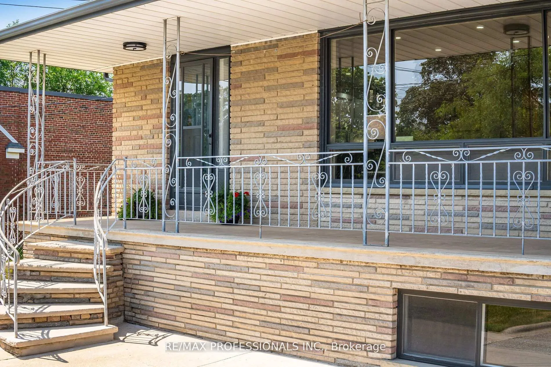 Photo 2 of 718 Royal York Road, Etobicoke, Stonegate-Queensway — HOMEH