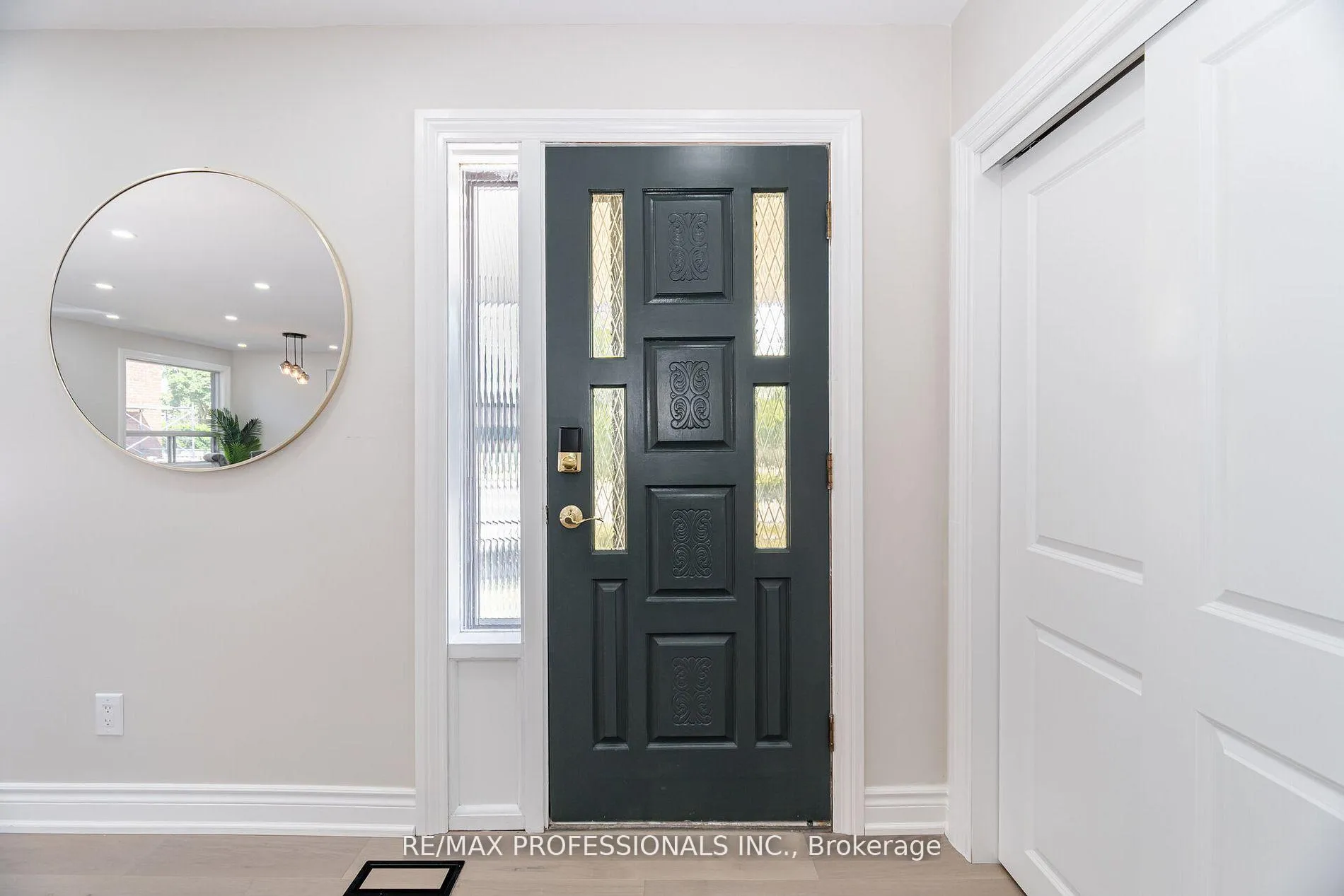 Photo 3 of 718 Royal York Road, Etobicoke, Stonegate-Queensway — HOMEH