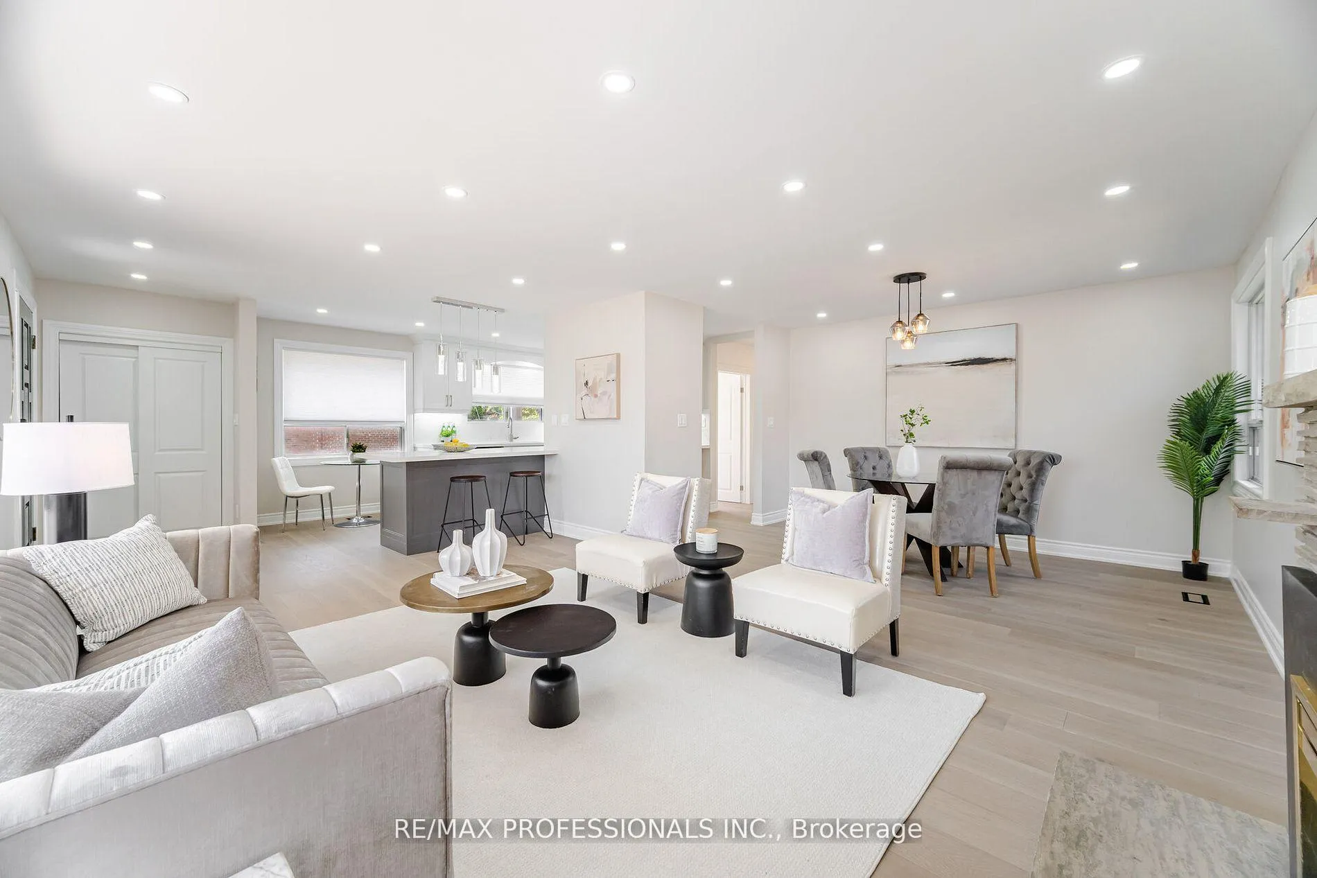 Photo 9 of 718 Royal York Road, Etobicoke, Stonegate-Queensway — HOMEH