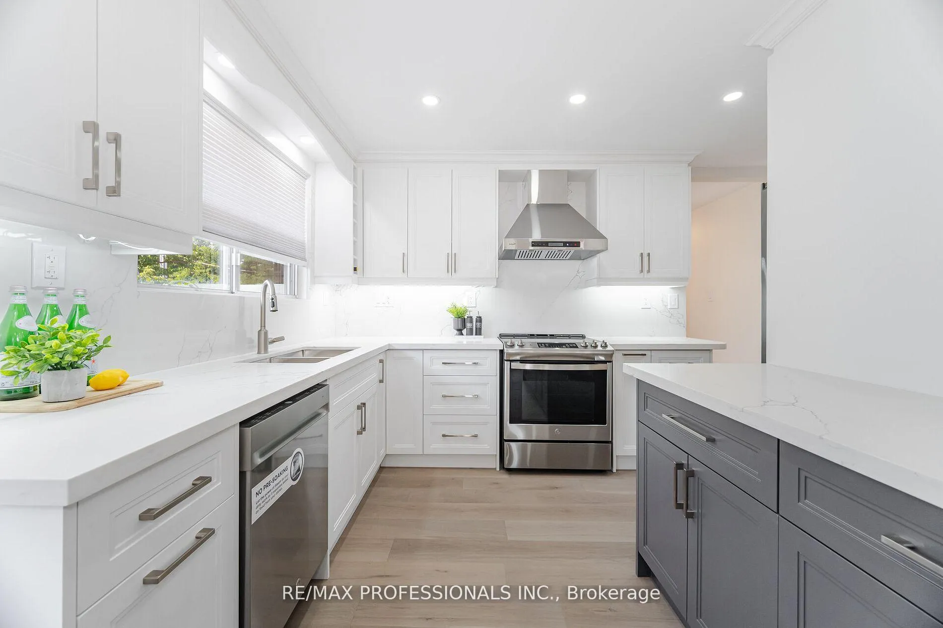 Photo 15 of 718 Royal York Road, Etobicoke, Stonegate-Queensway — HOMEH