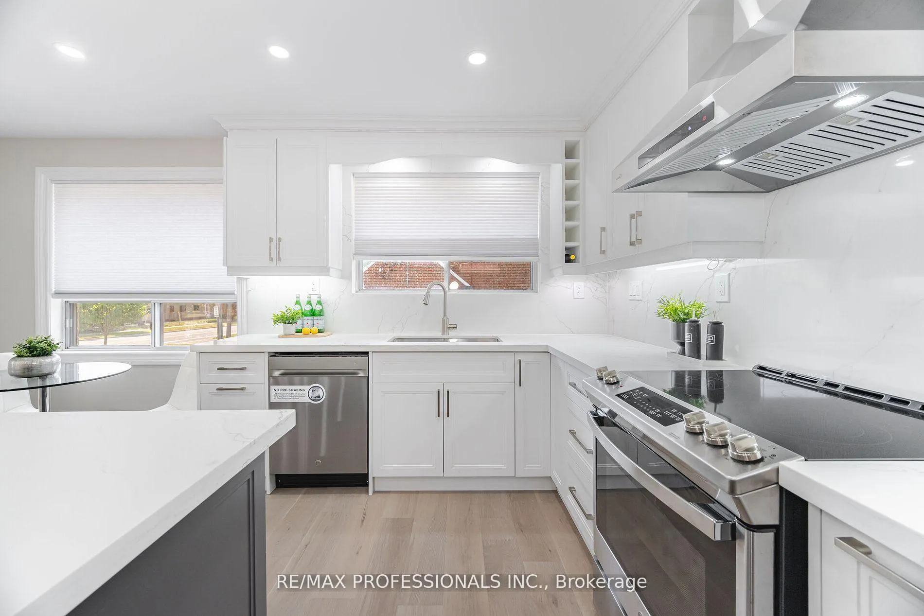 Photo 17 of 718 Royal York Road, Etobicoke, Stonegate-Queensway — HOMEH